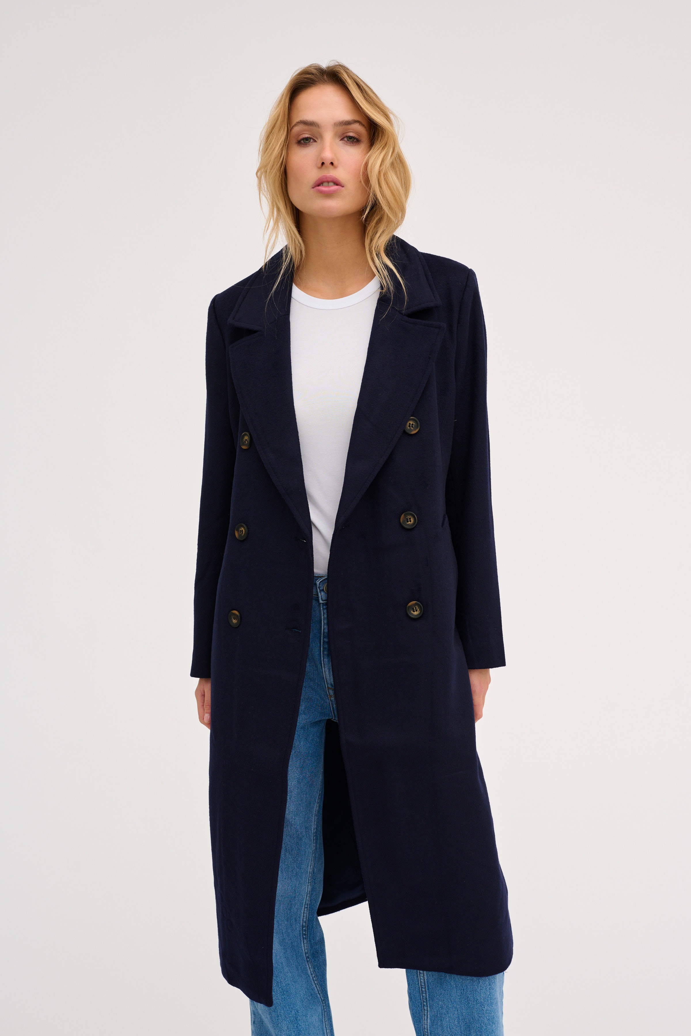 25 THE COAT LOOKBOOK FRONT 10703404-193812