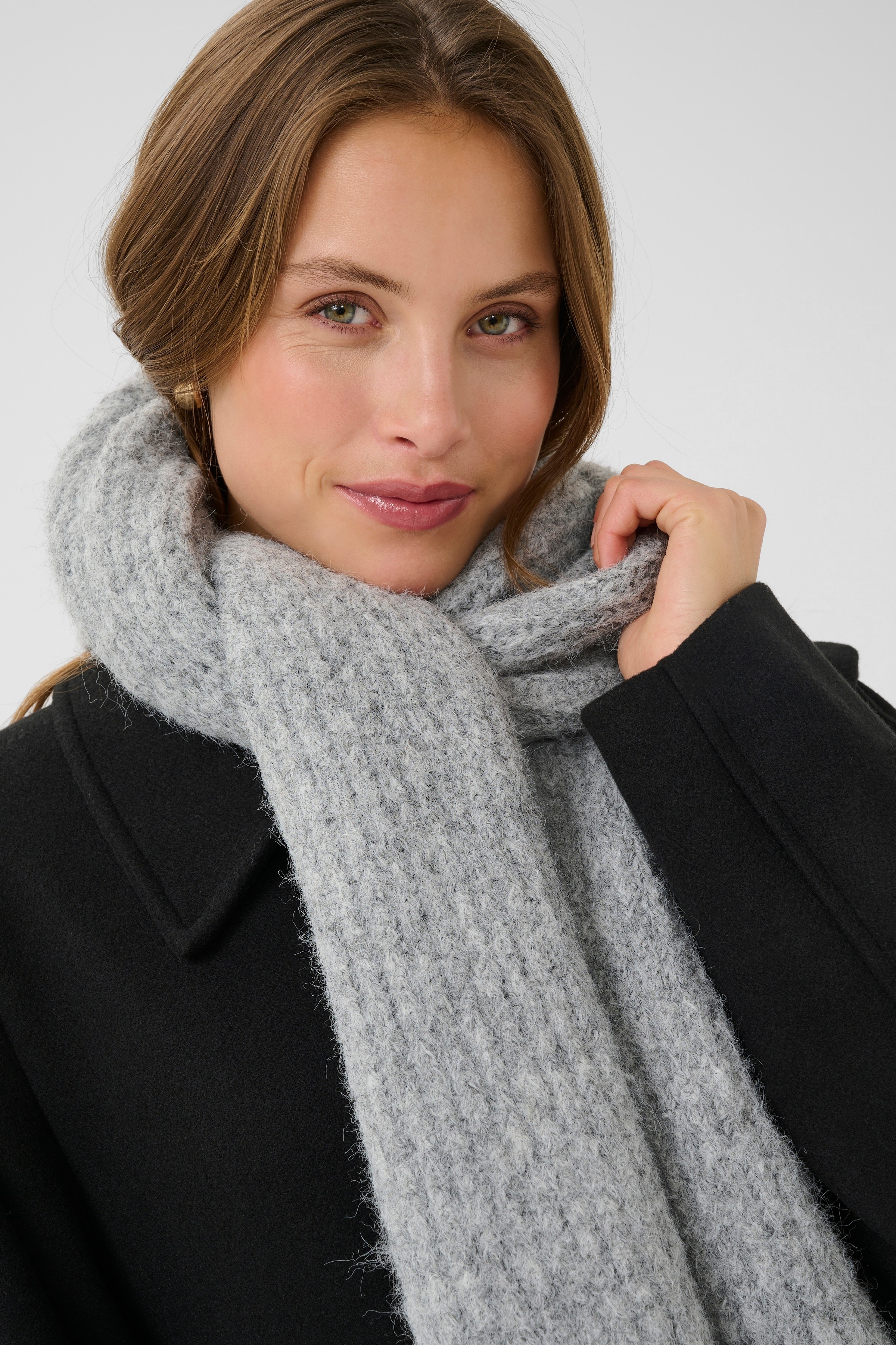 KAhenry Scarf LOOKBOOK DETAIL 10510406-100123