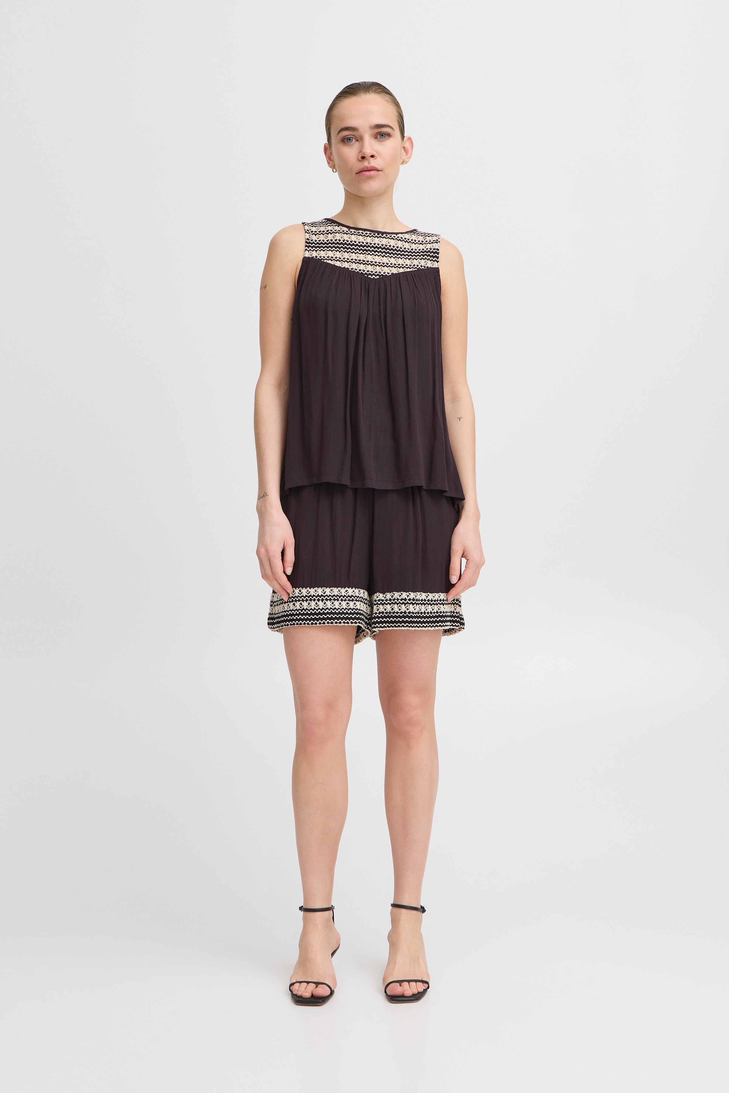 IHRAGNI Top LOOKBOOK FRONT 20123291-194008