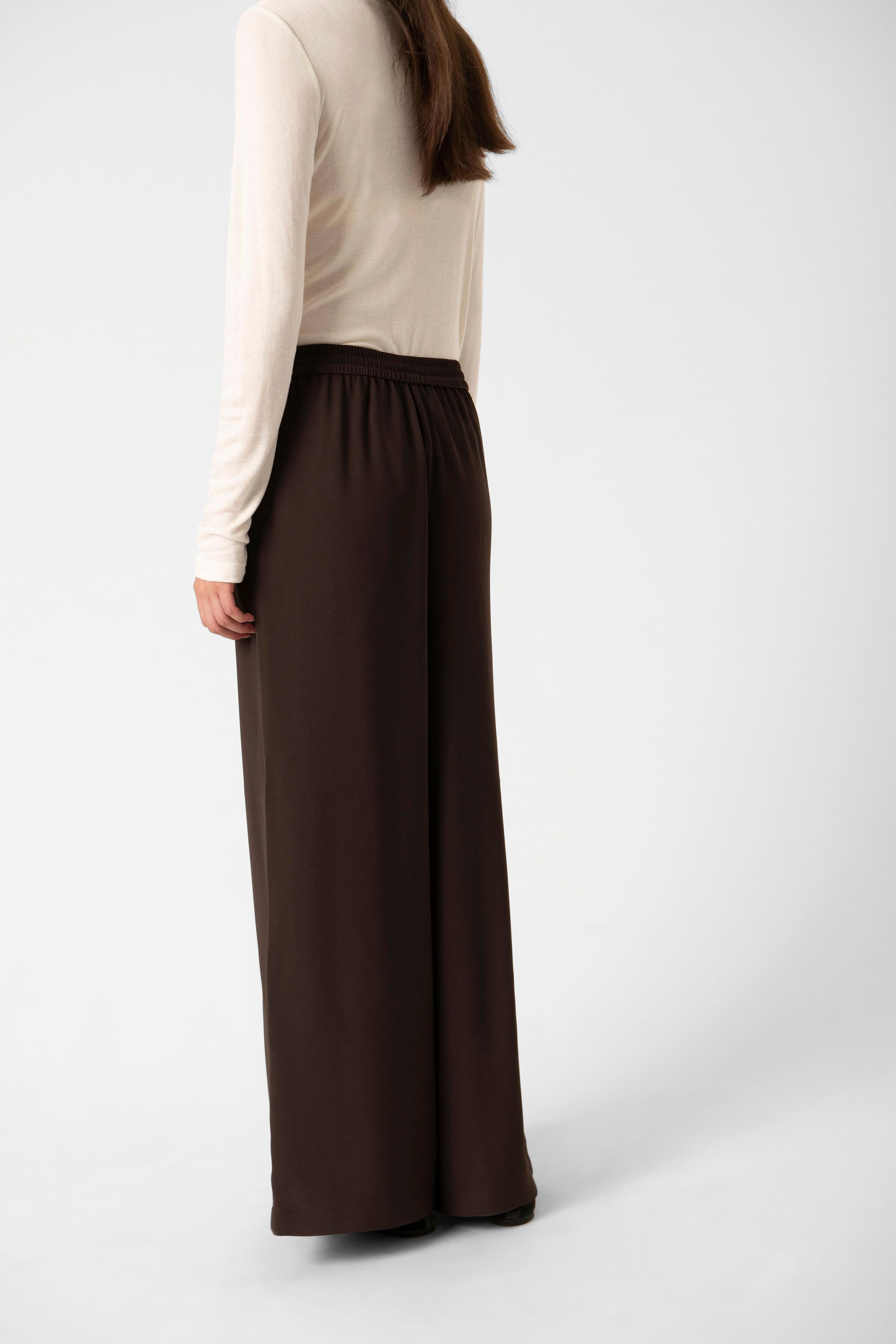SLShirley Bukser LOOKBOOK BACK 30408448-191109