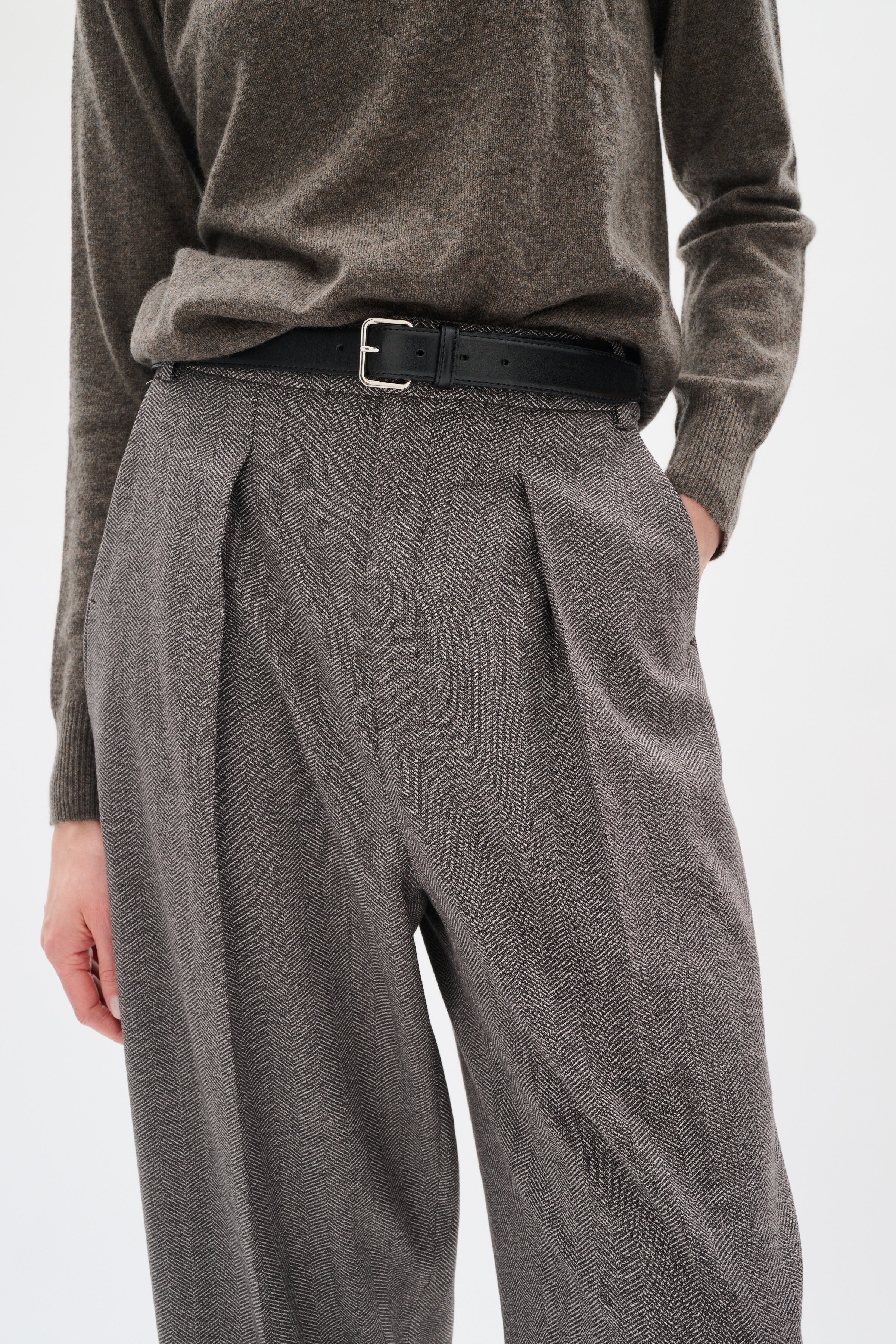 KahlaIW Pleated Trousers LOOKBOOK DETAIL 30109734-191518