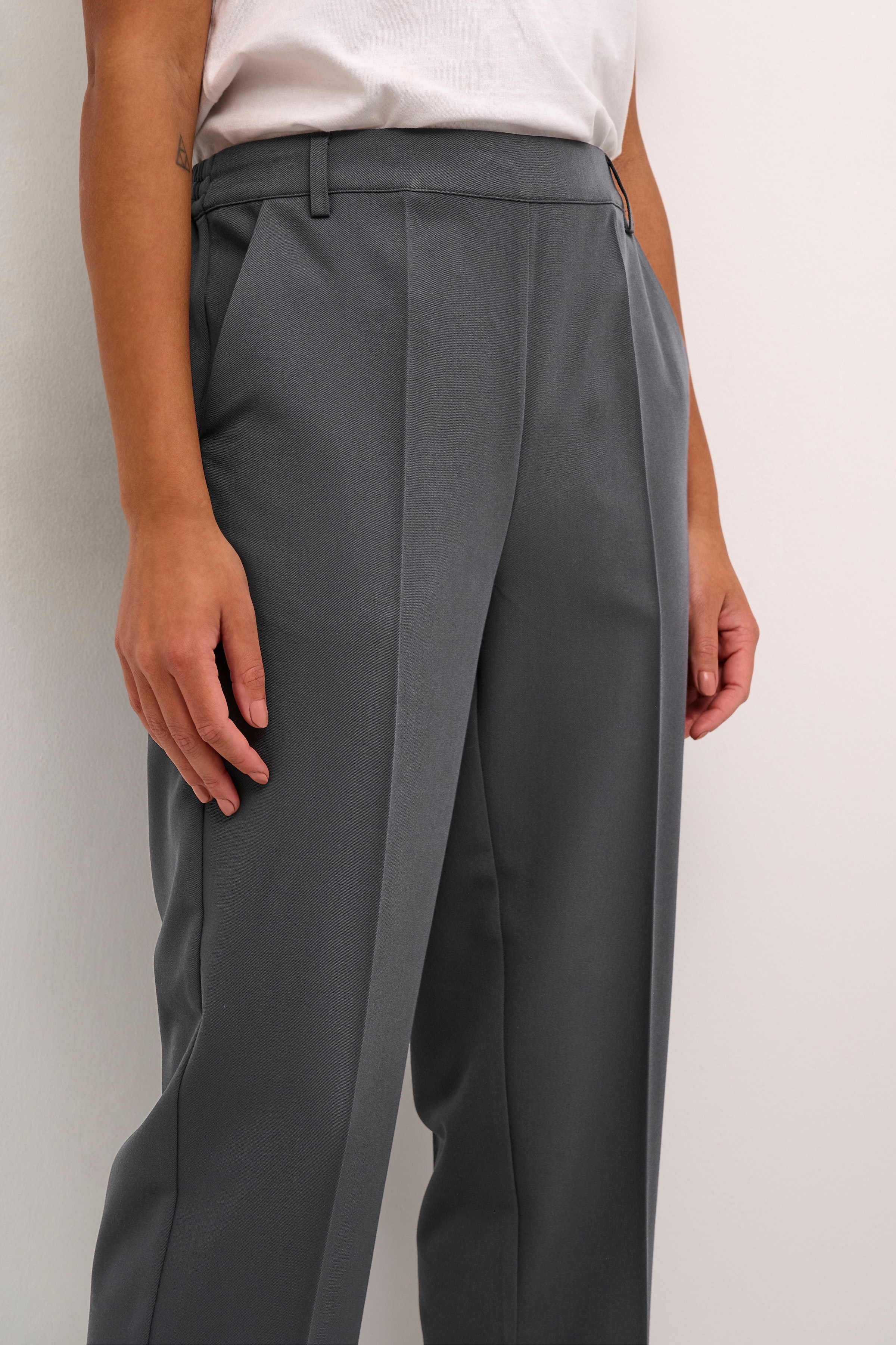 KAsakura Cropped Pants LOOKBOOK DETAIL 10506127-190205