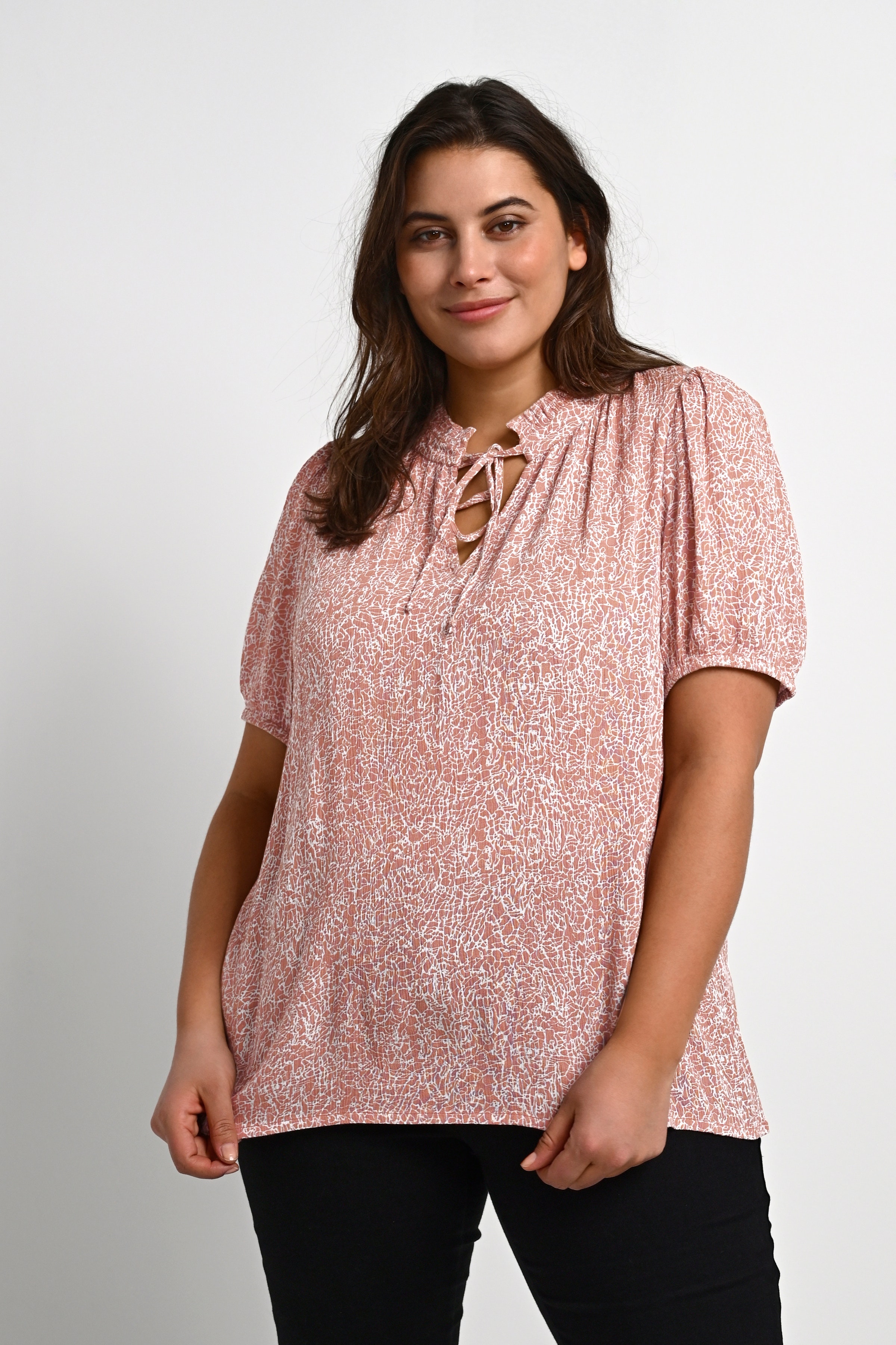 KCbera Ami Blouse with short sleeve LOOKBOOK FRONT 10580754-102993