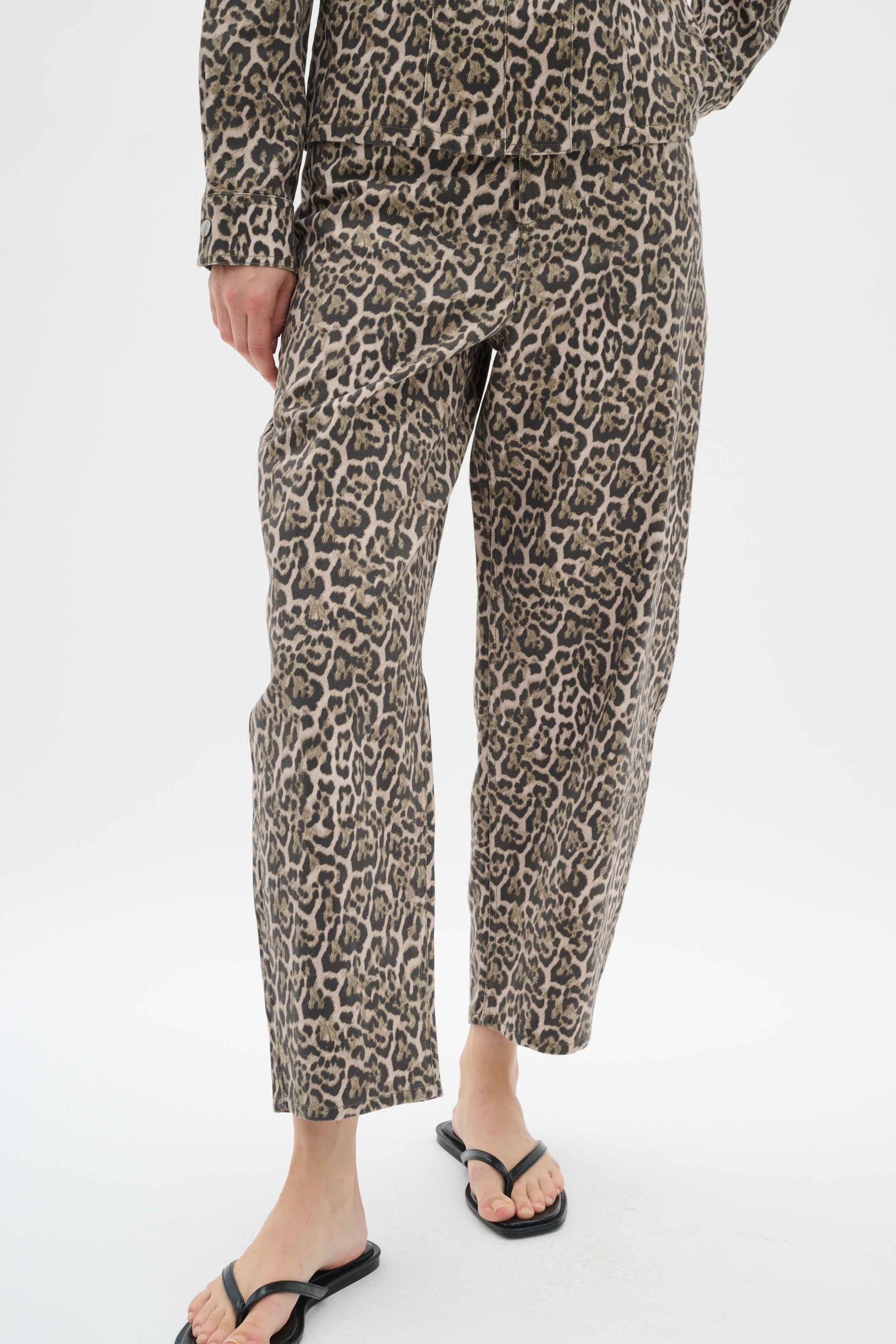 RiverIW leopard Jeans LOOKBOOK FRONT 30110453-300824