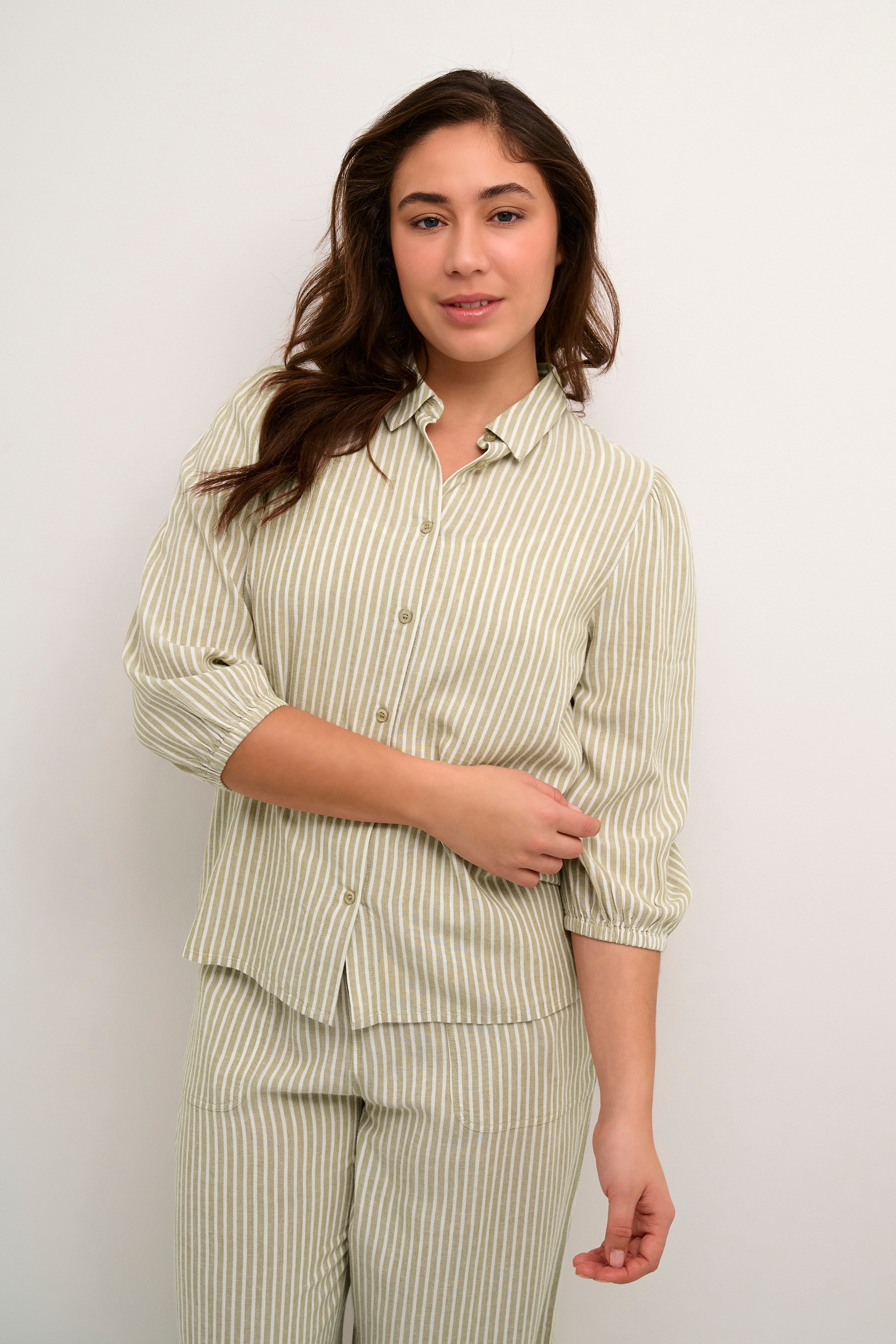 KAmilia Linen shirt LOOKBOOK FRONT 10508361-105466