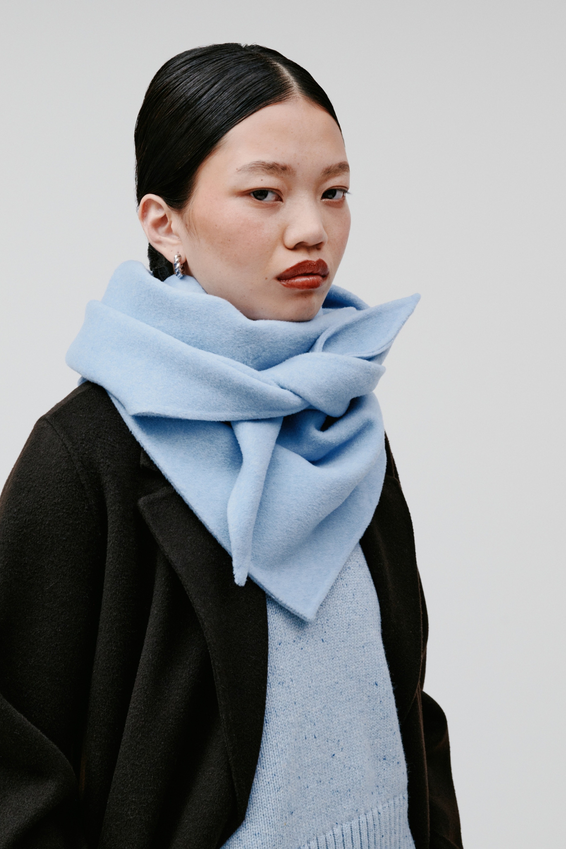 ARIANA Scarf LOOKBOOK FRONT 30600715-BL833