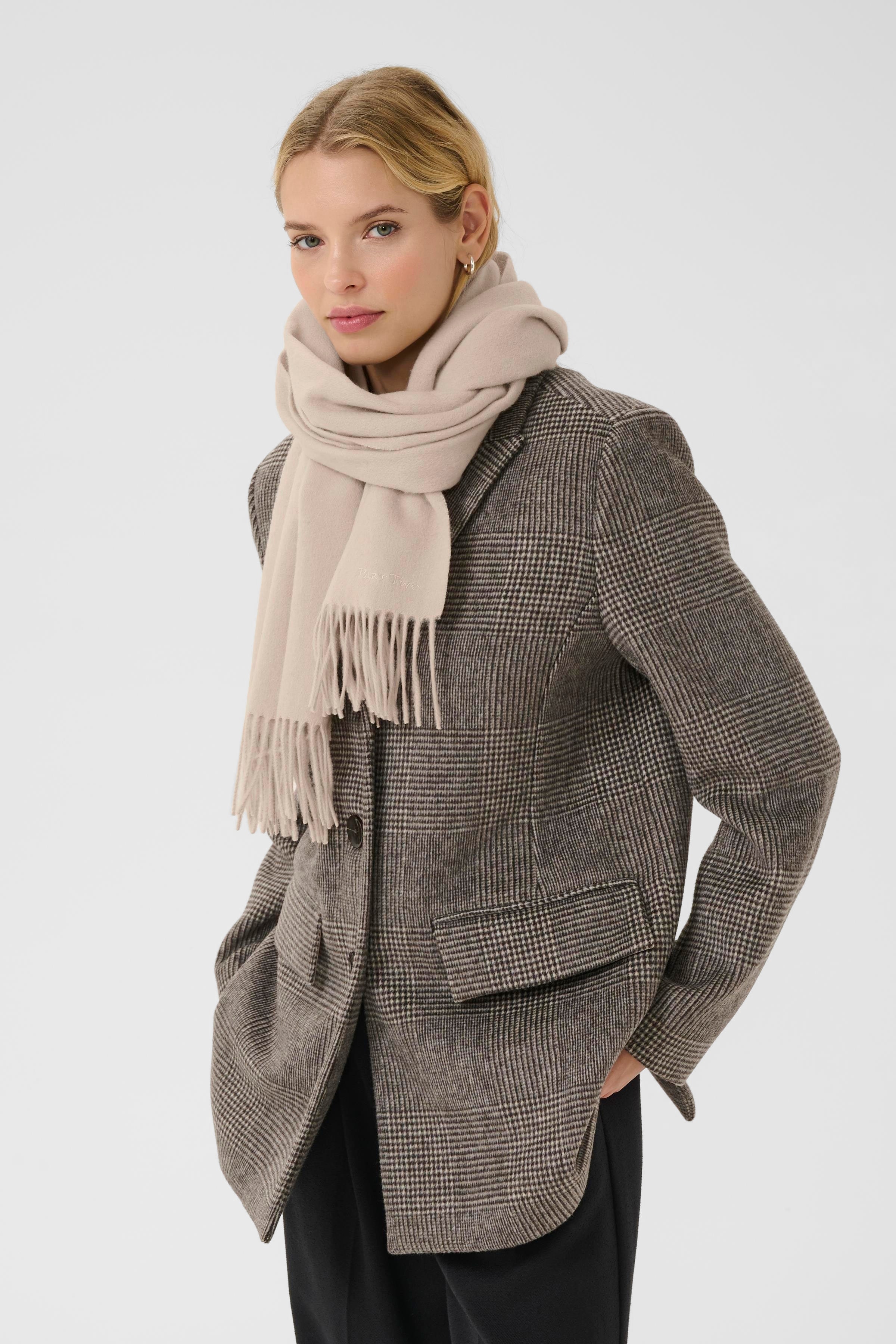 KithaPW Scarf LOOKBOOK FRONT 30308757-130000