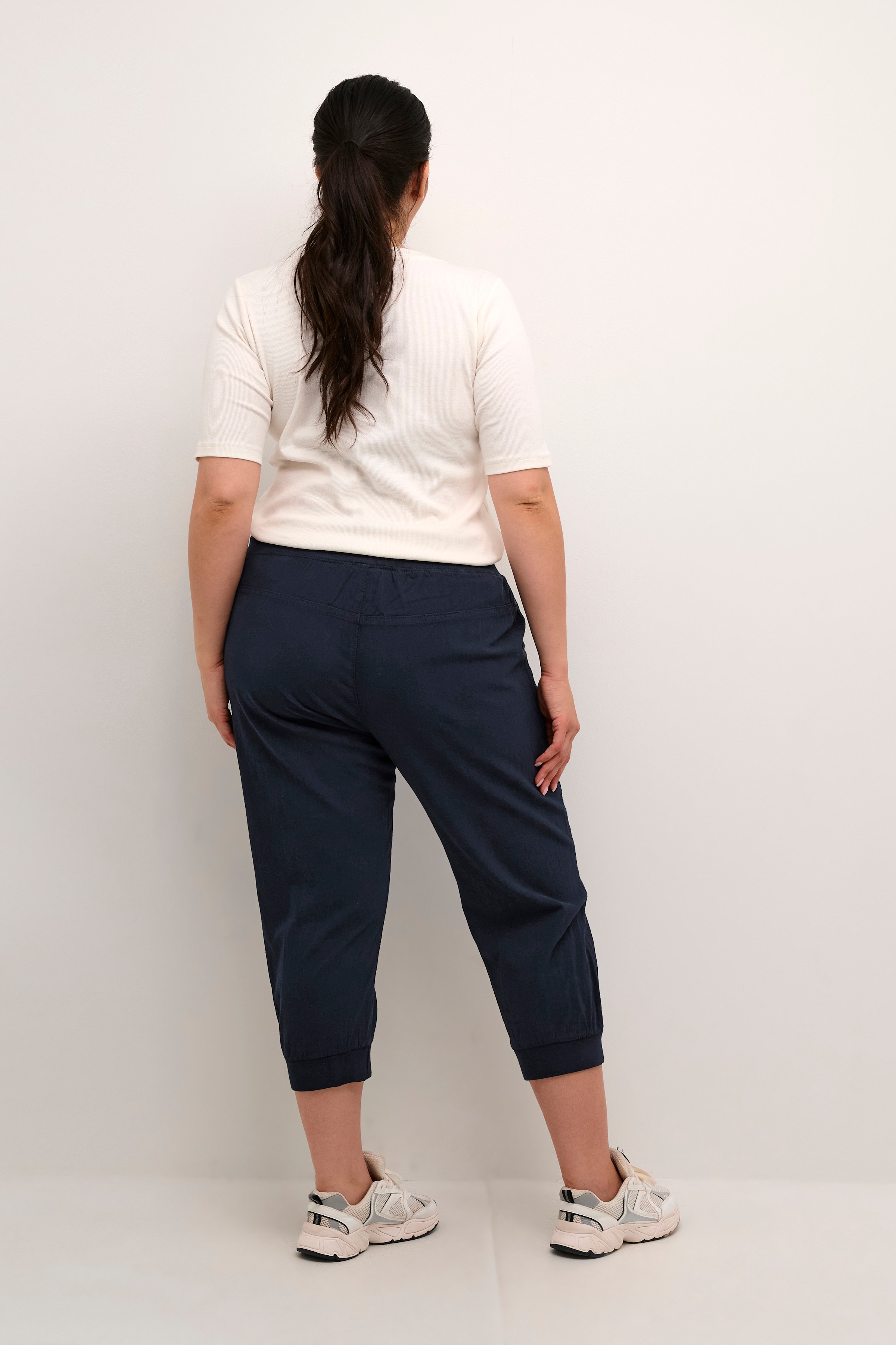 KCnana Capri pants LOOKBOOK BACK 10580057-194020