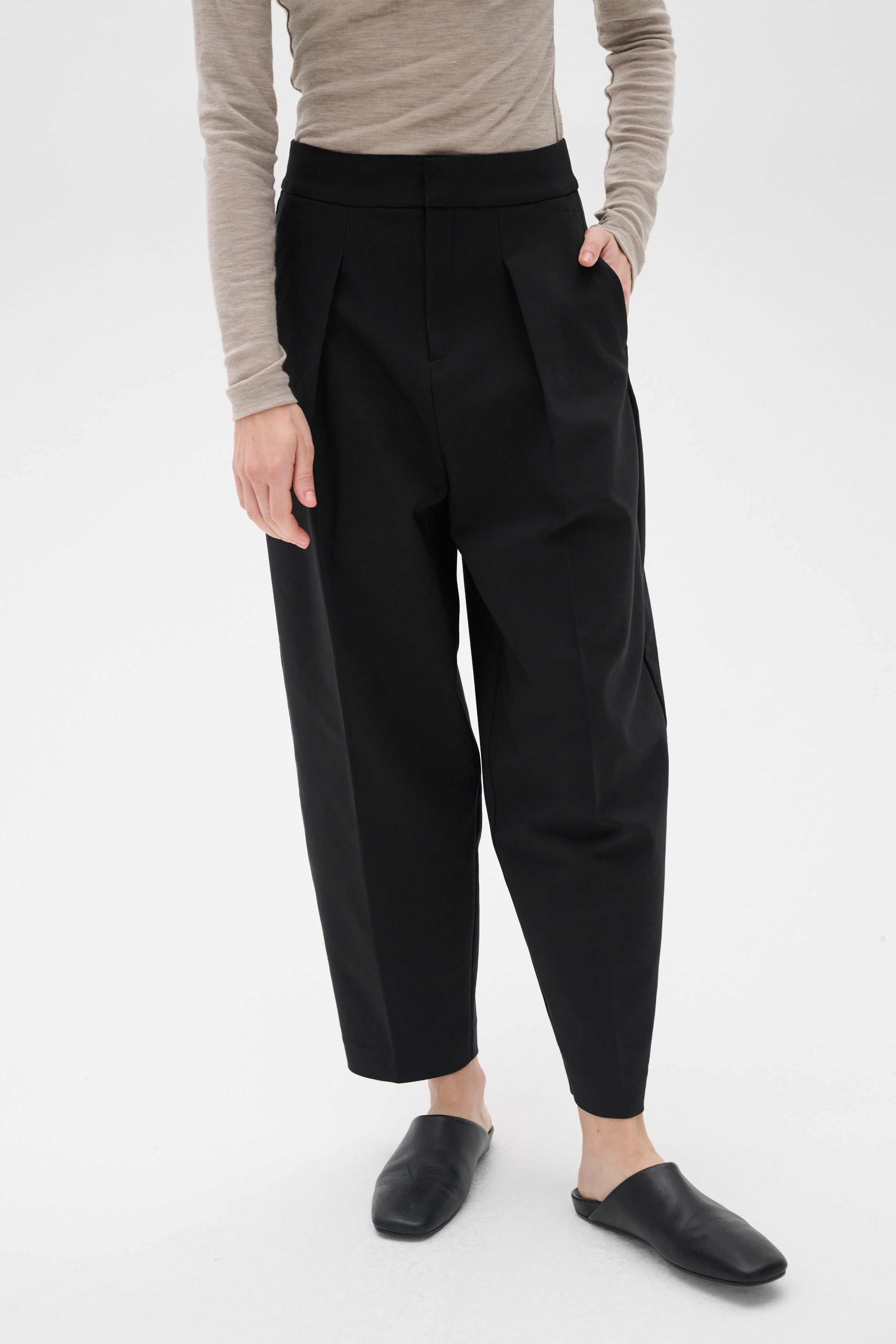 ZellaIW Barrel Trousers LOOKBOOK FRONT 30107207-194008