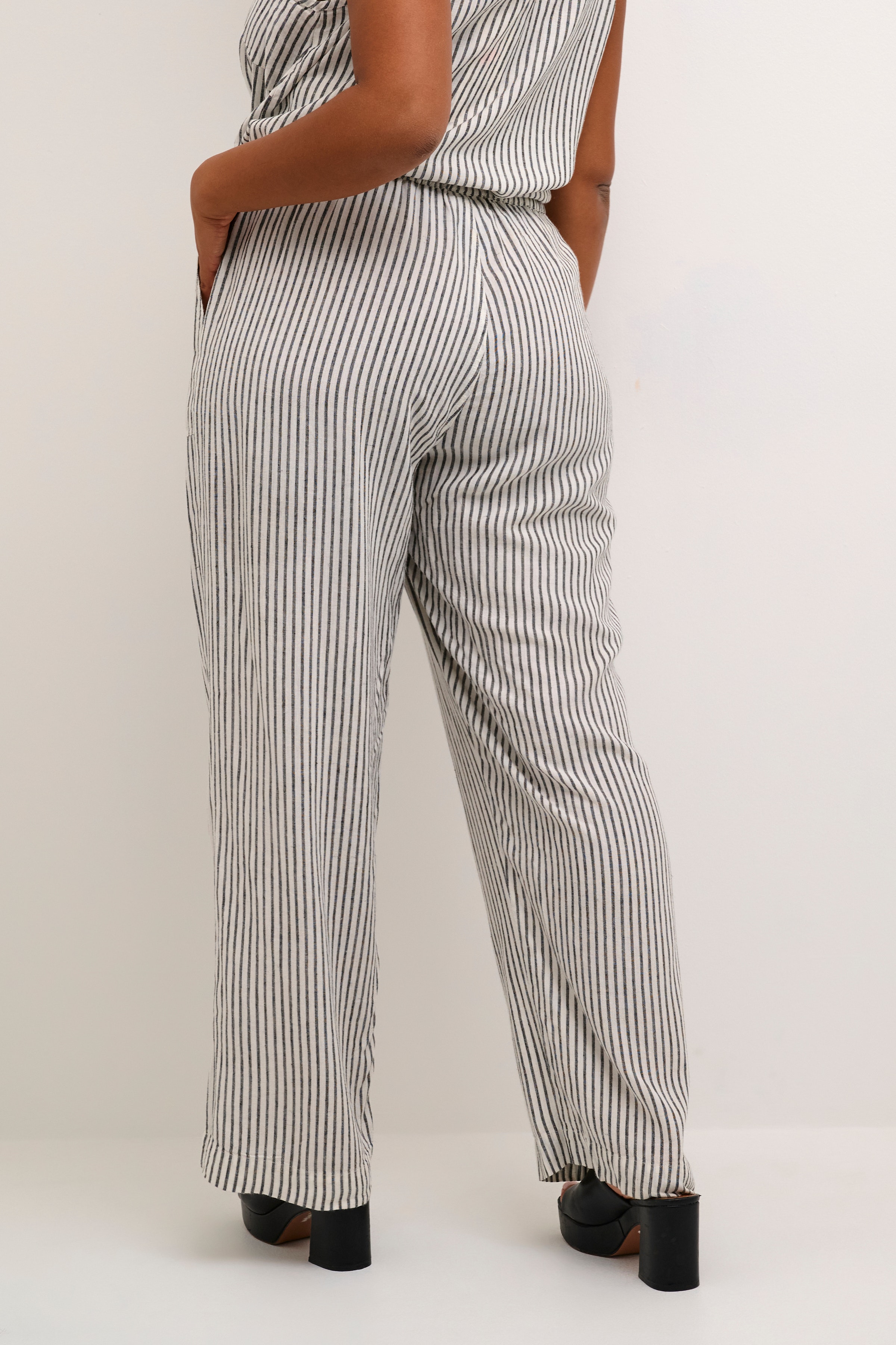 KCmille Linen trousers LOOKBOOK BACK 10582220-105465