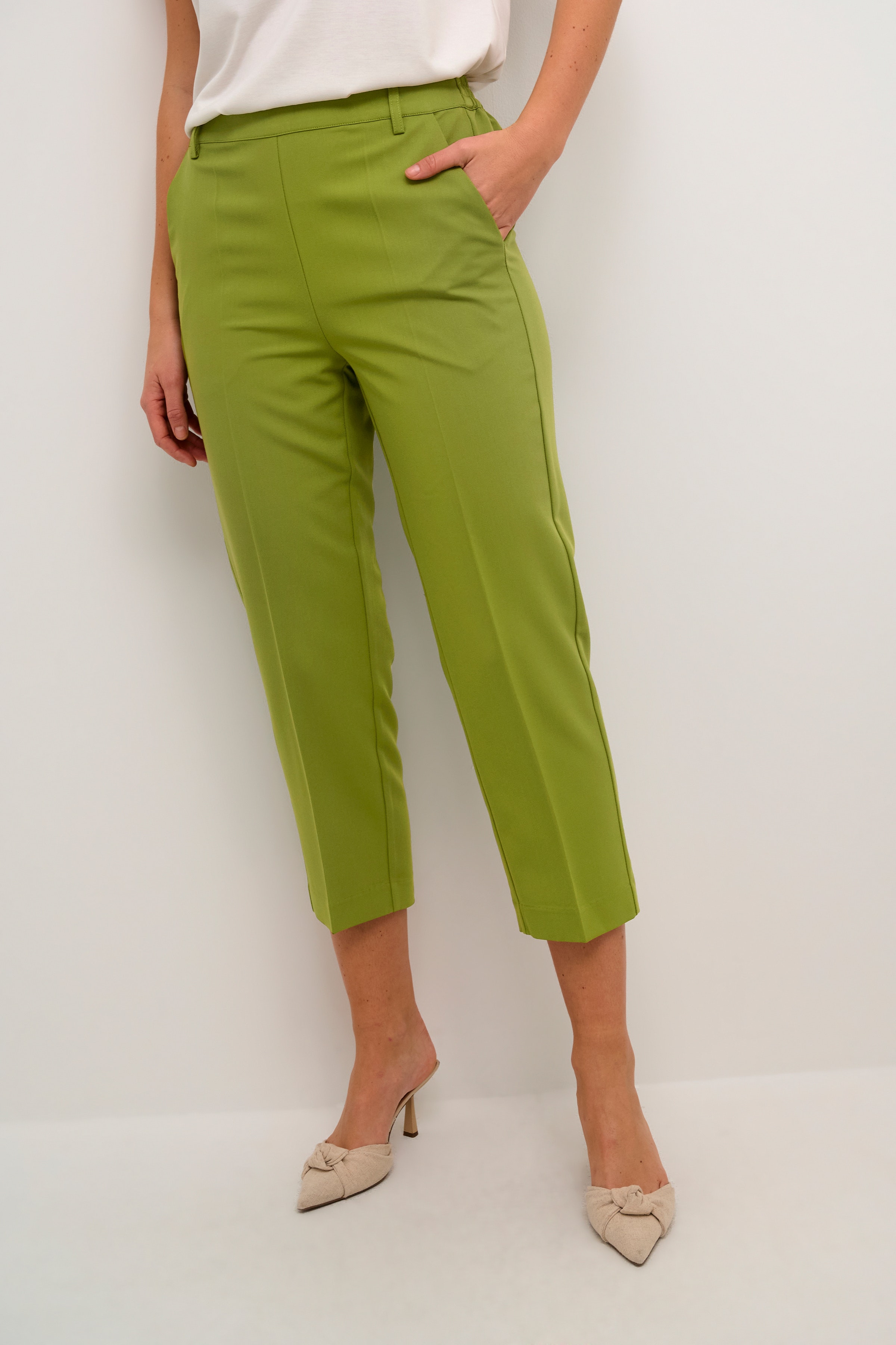 KAsakura Cropped Pants LOOKBOOK FRONT 10506127-180435