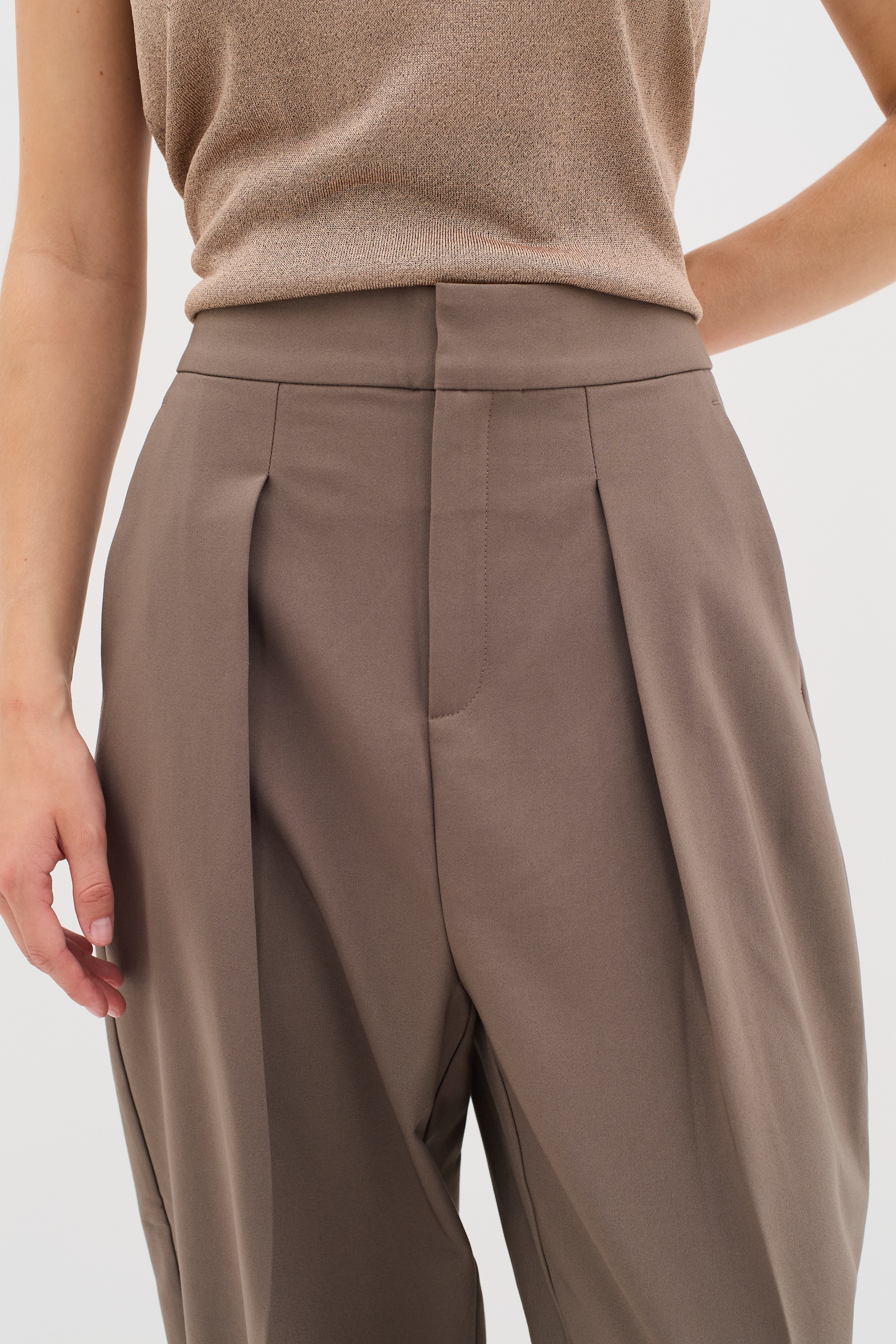 ZellaIW Barrel Trousers LOOKBOOK DETAIL 30107207-181304