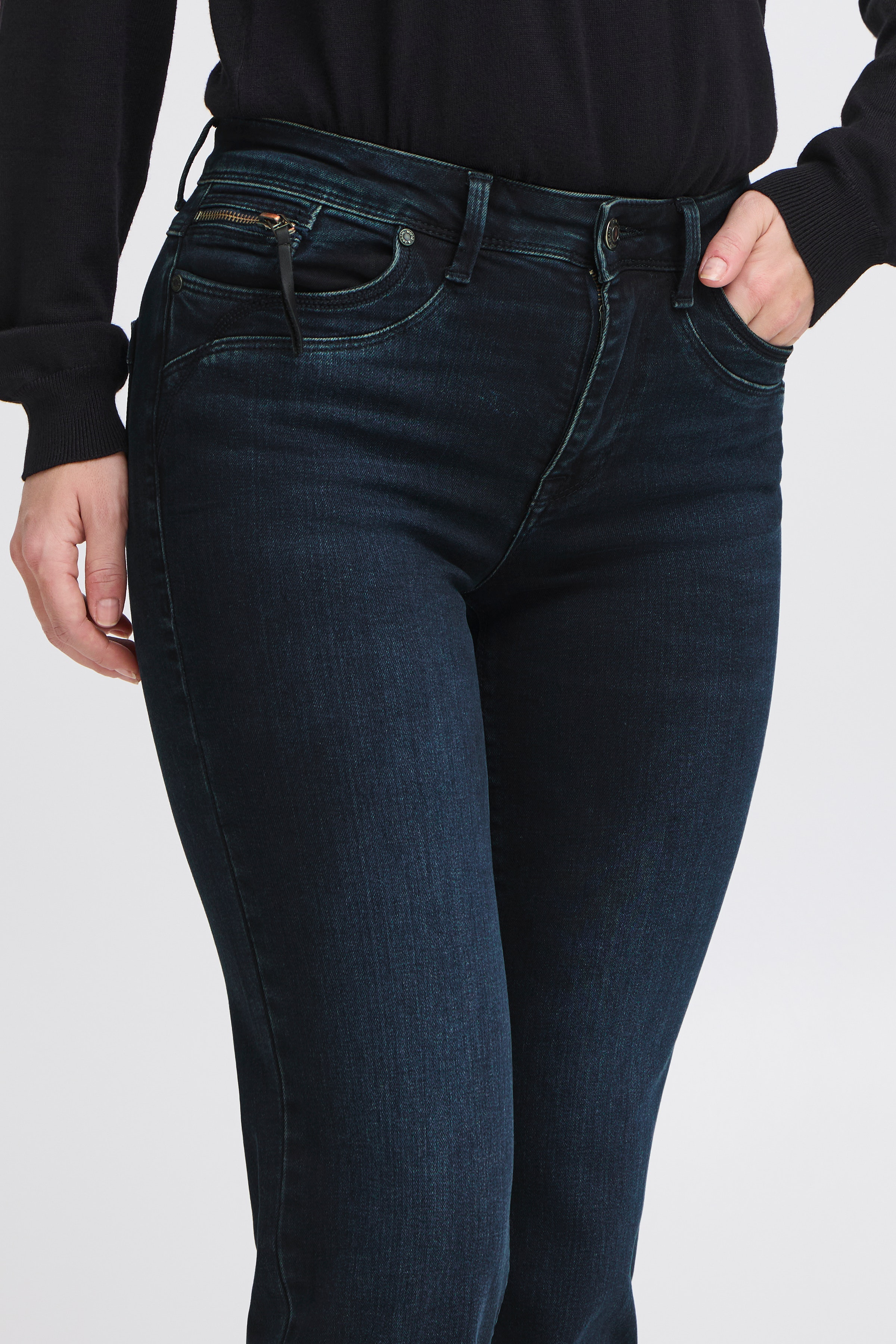 PZKAROLINA HW JEANS STRAIGHT L LOOKBOOK DETAIL 50205580-201334