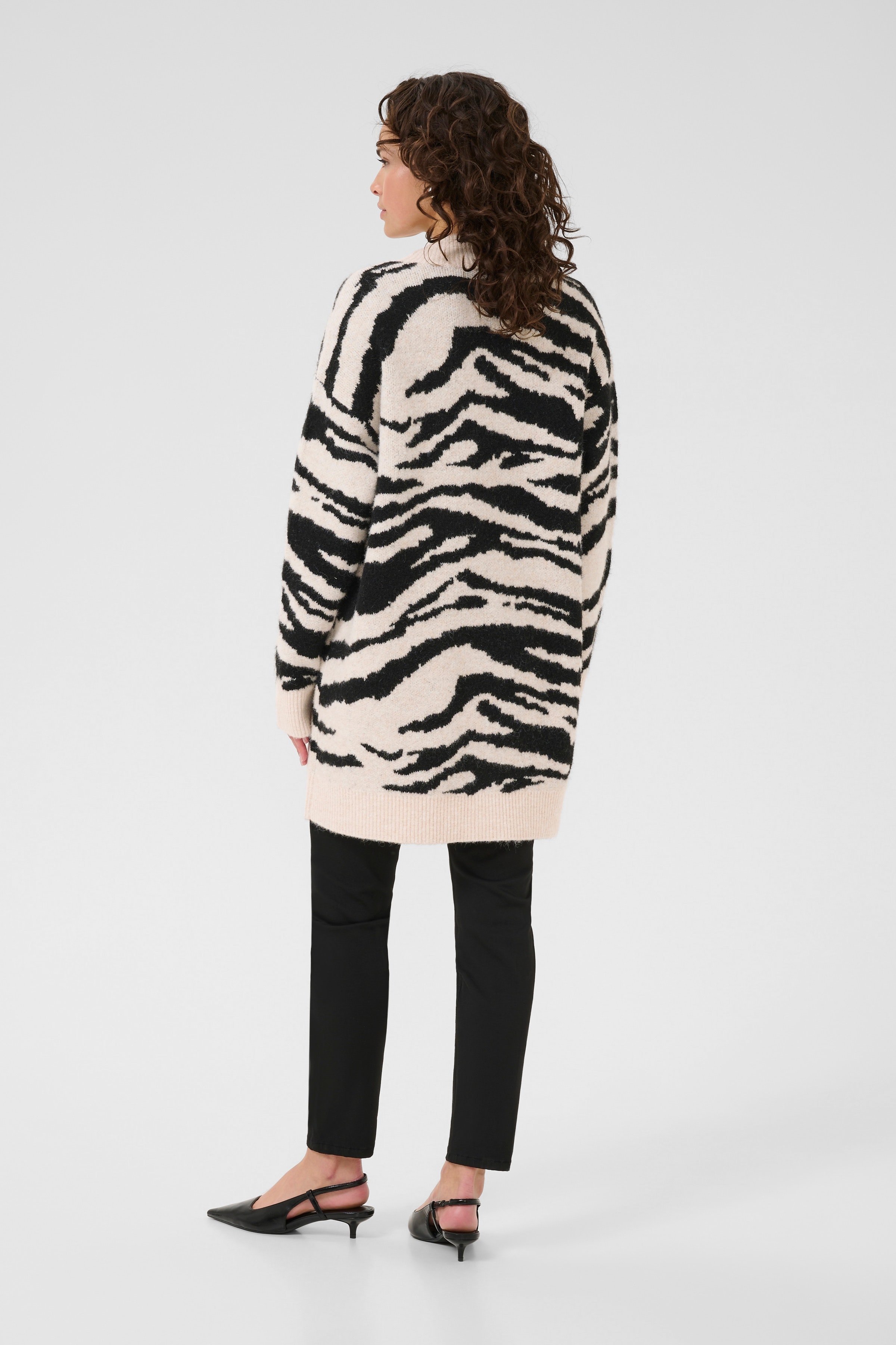 KAsandra Cardigan LOOKBOOK BACK 10510667-108299