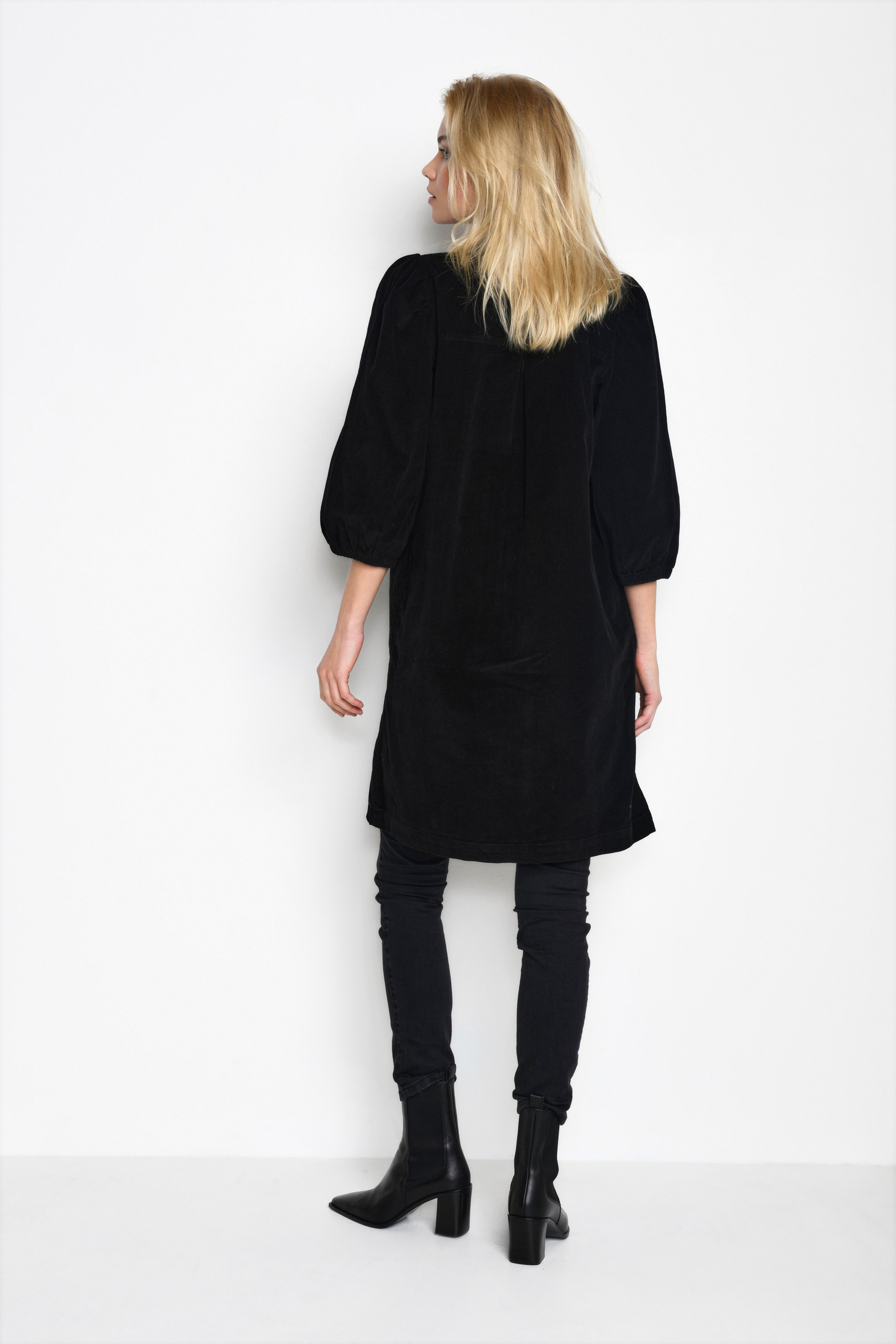 KAeva Dress LOOKBOOK BACK 10506785-100121