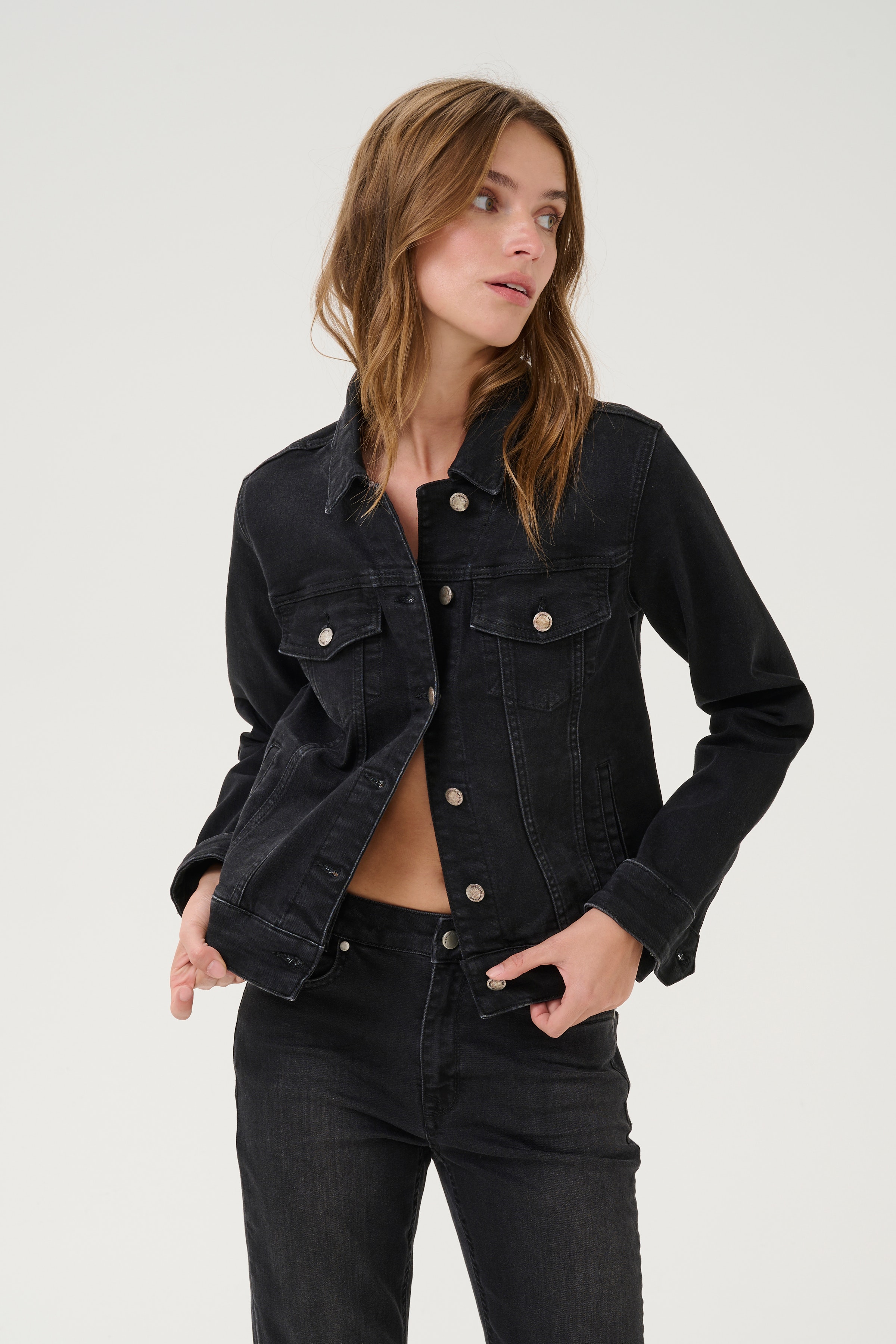 07 THE DENIM JACKET LOOKBOOK FRONT 10703576-100069