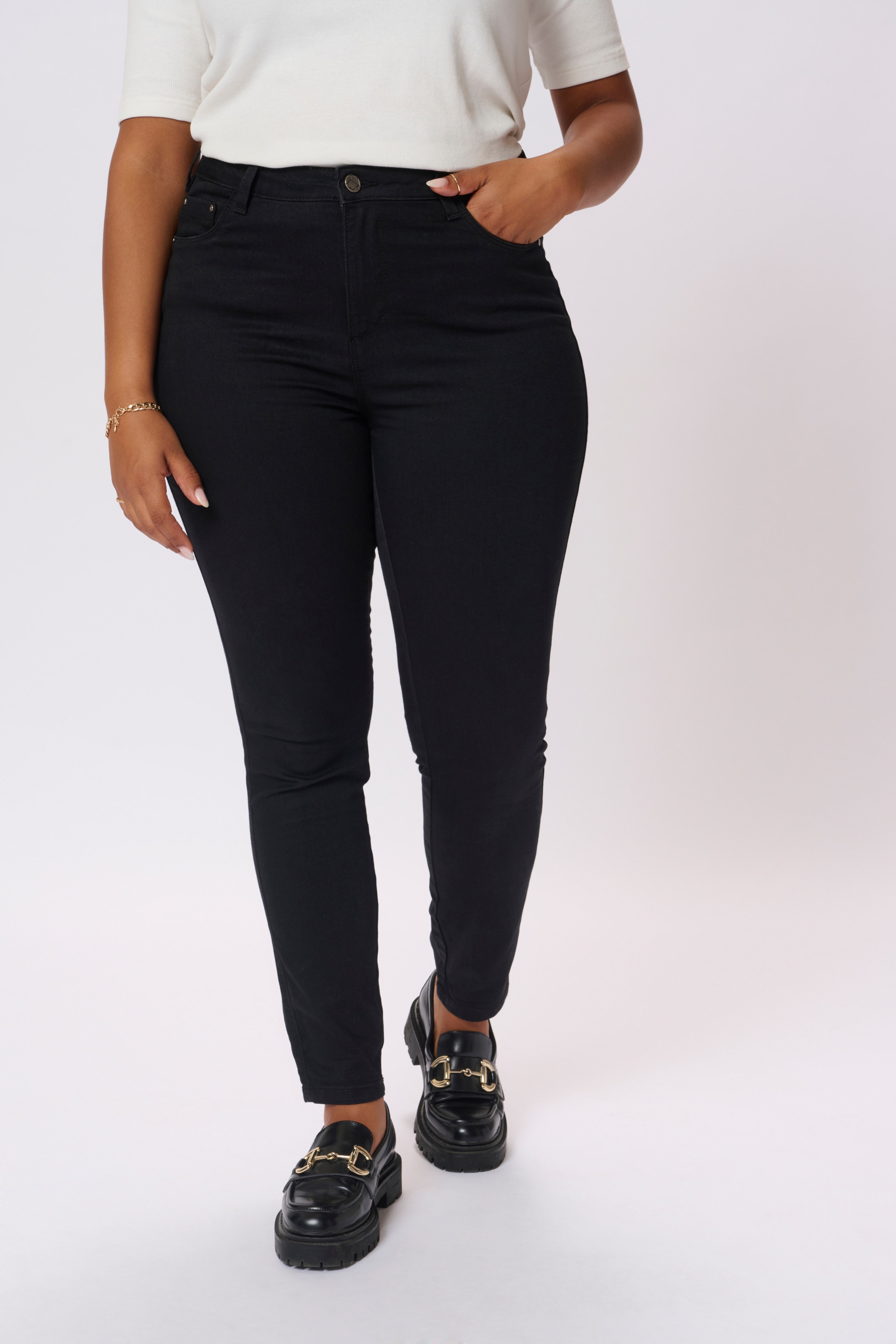 KCwilla Ida Slim Jeans LOOKBOOK FRONT 10581270-100121