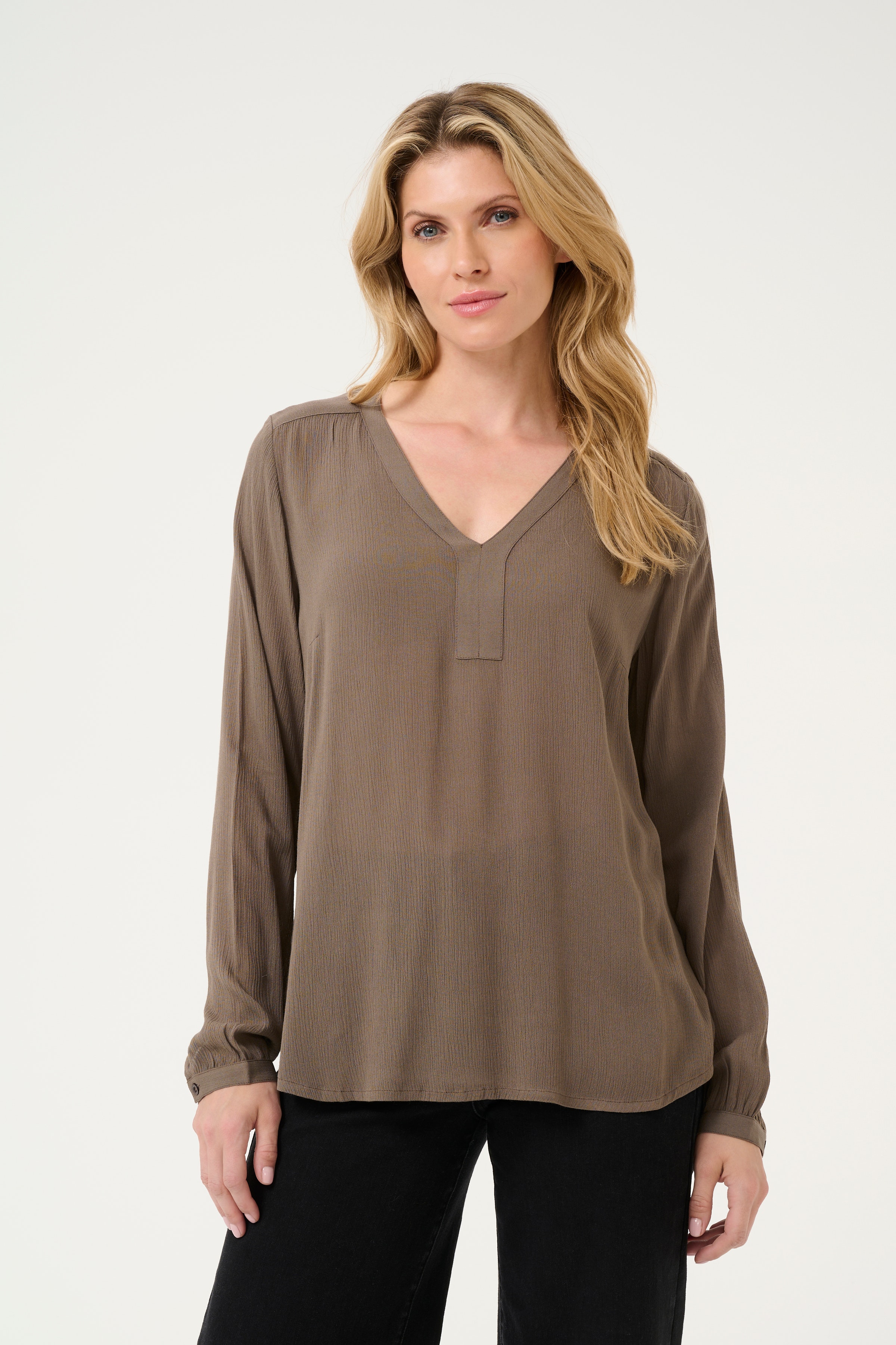 Amber Blouse LOOKBOOK FRONT 501032-190810