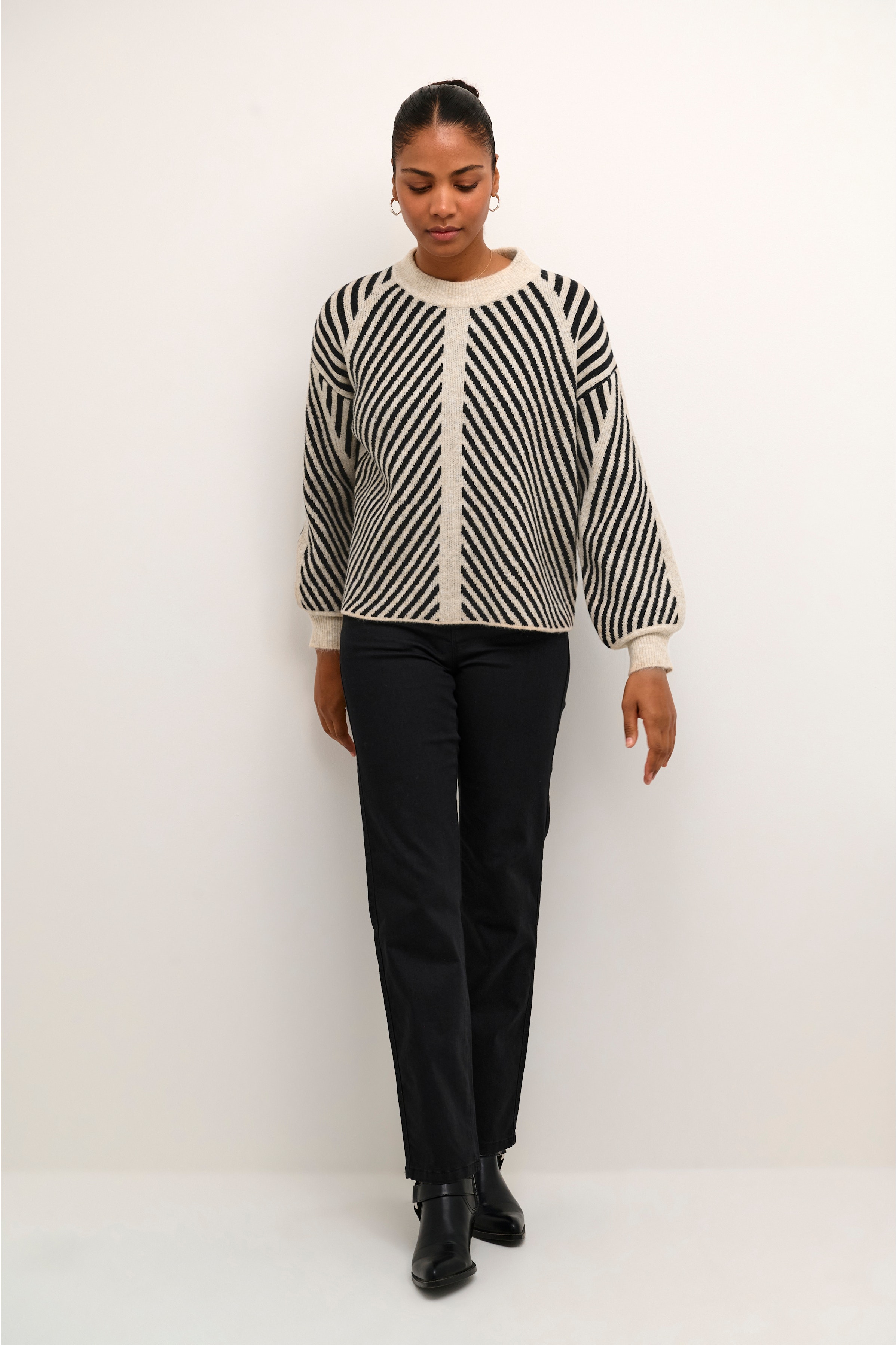 KAvera Pullover LOOKBOOK FRONT 10507817-104825