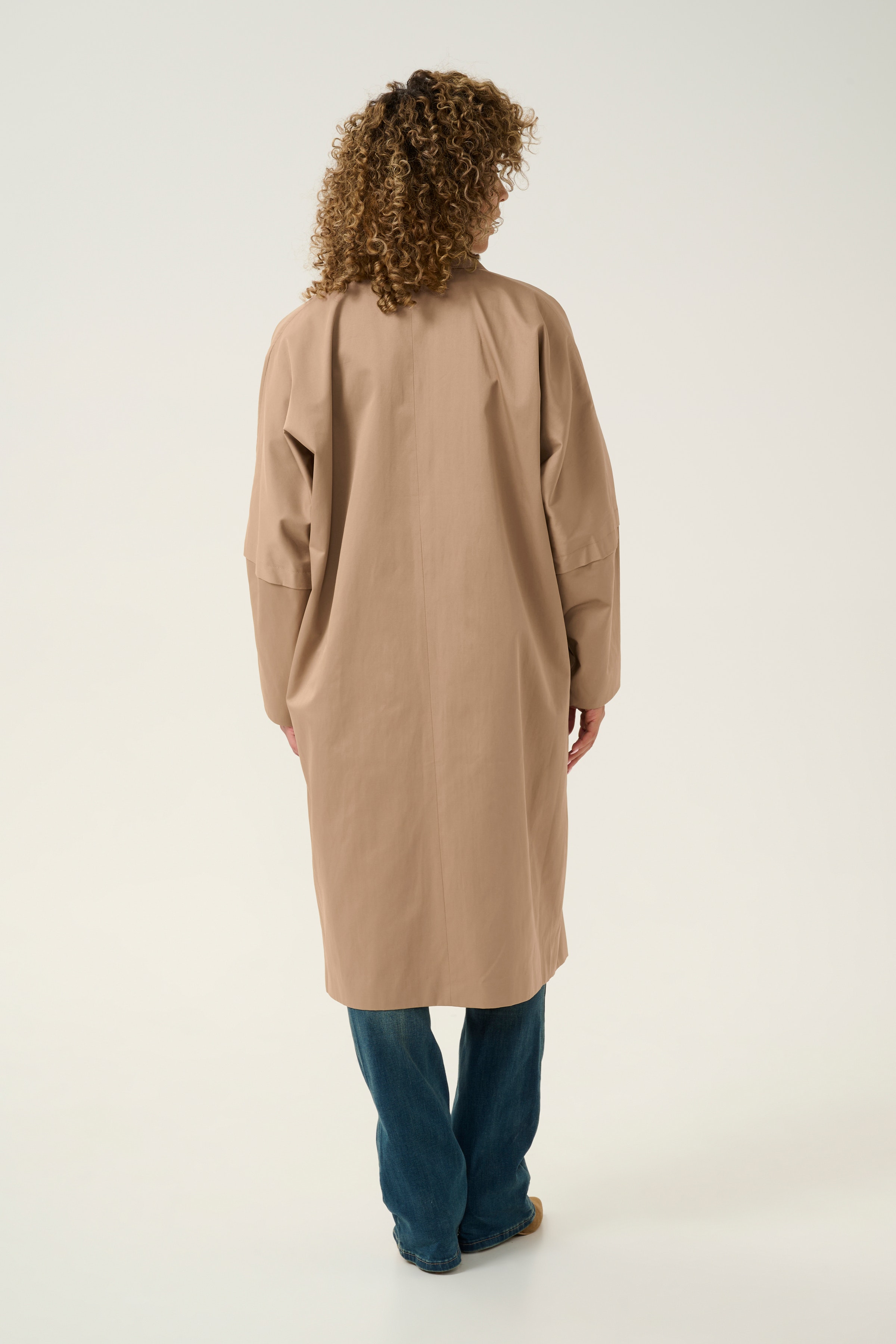 CRThura Trenchcoat LOOKBOOK FRONT 10613107-171022