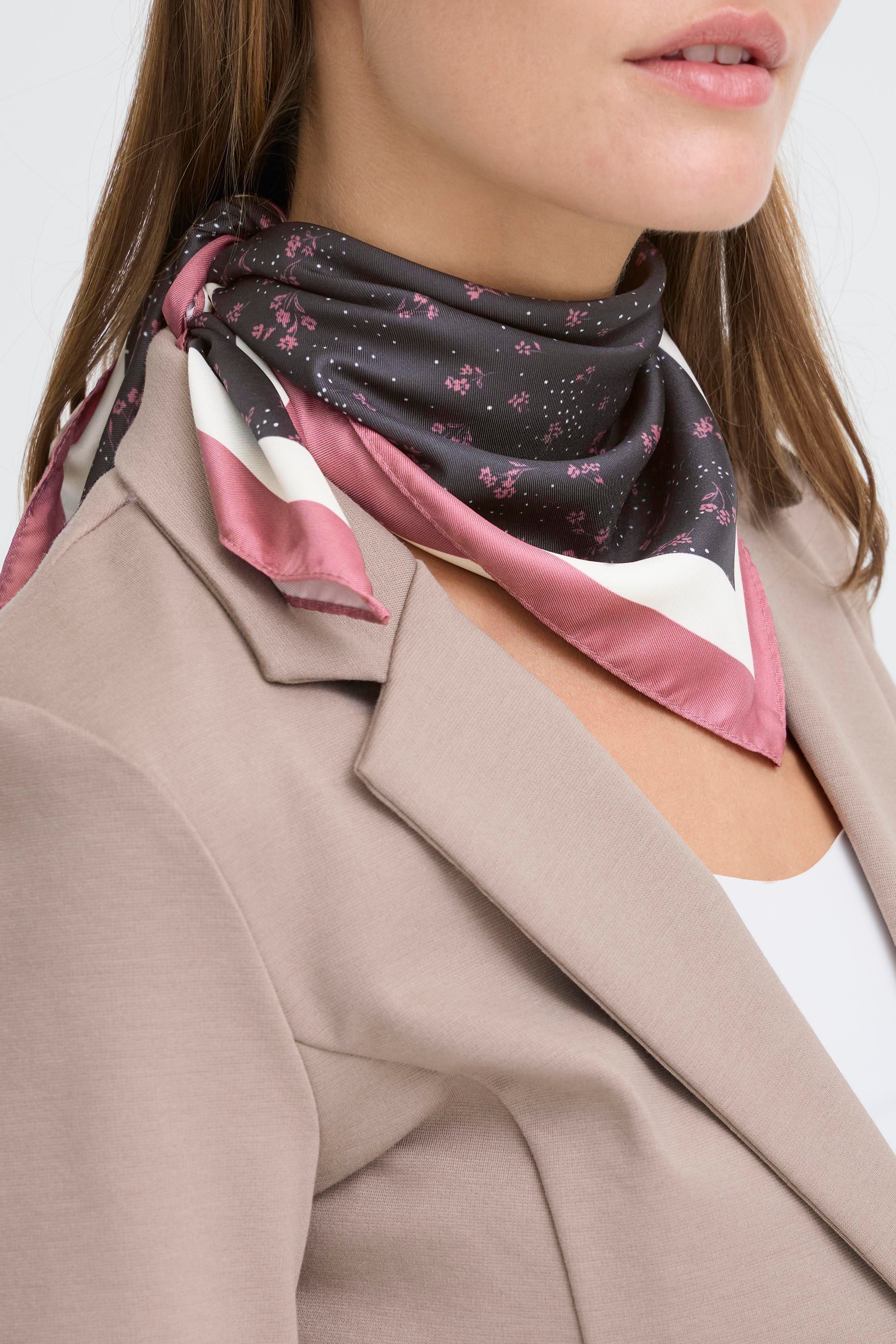 IALANORA Sjaal LOOKBOOK FRONT 20124780-194008