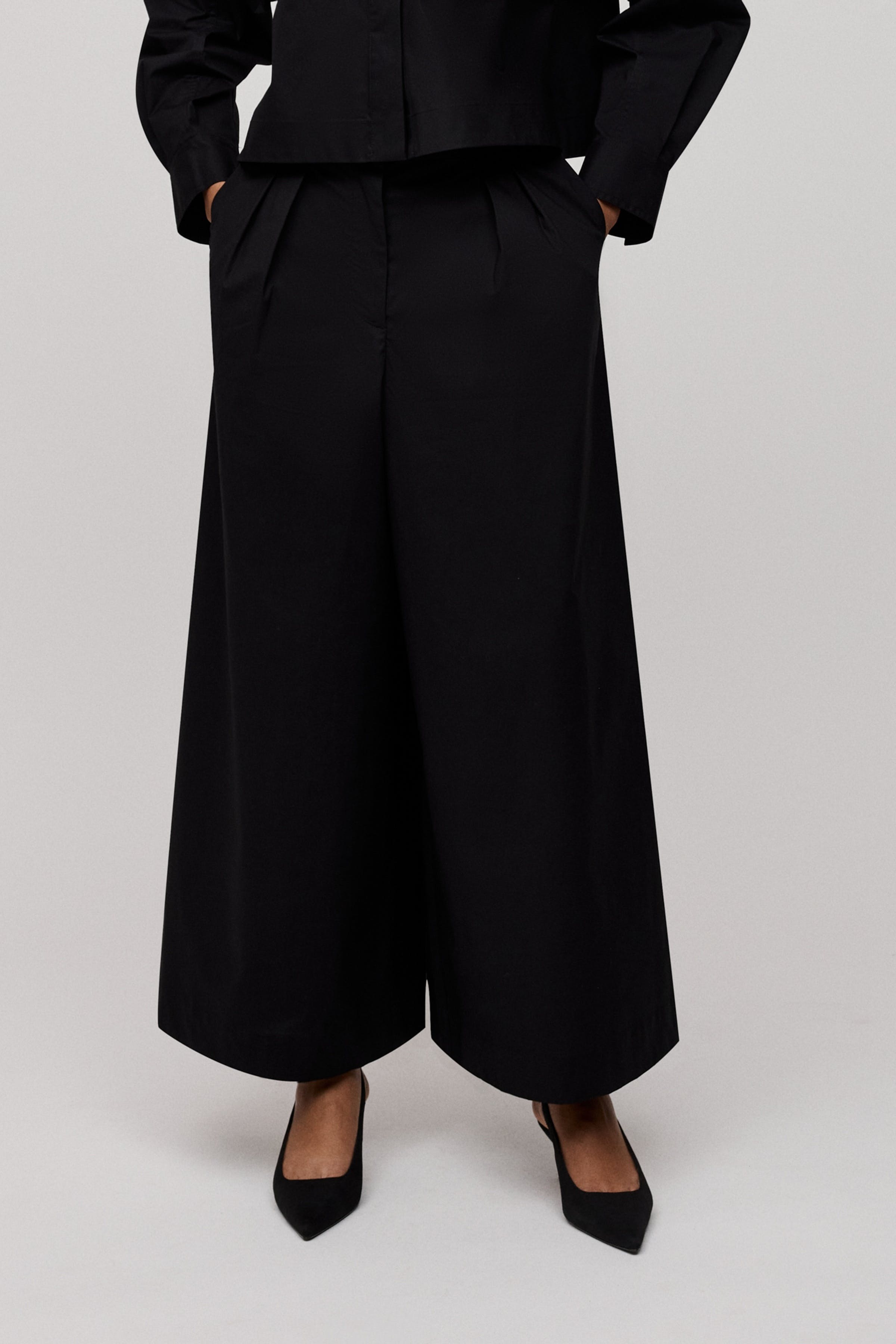 PIERINA Bukser LOOKBOOK FRONT 30600520-BK999