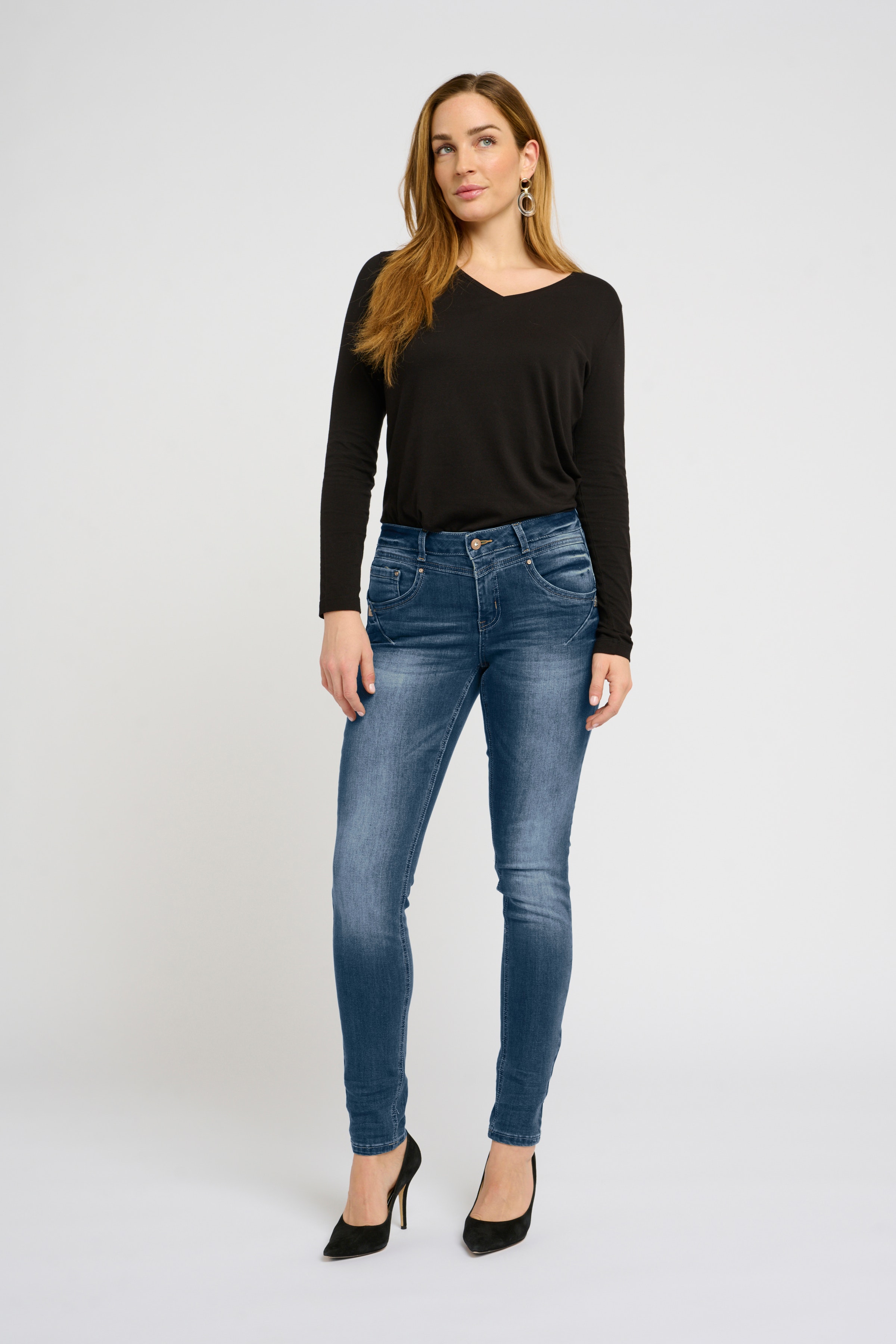 CRAmalie Jeans - Shape Fit

 LOOKBOOK FRONT 10604221-62505