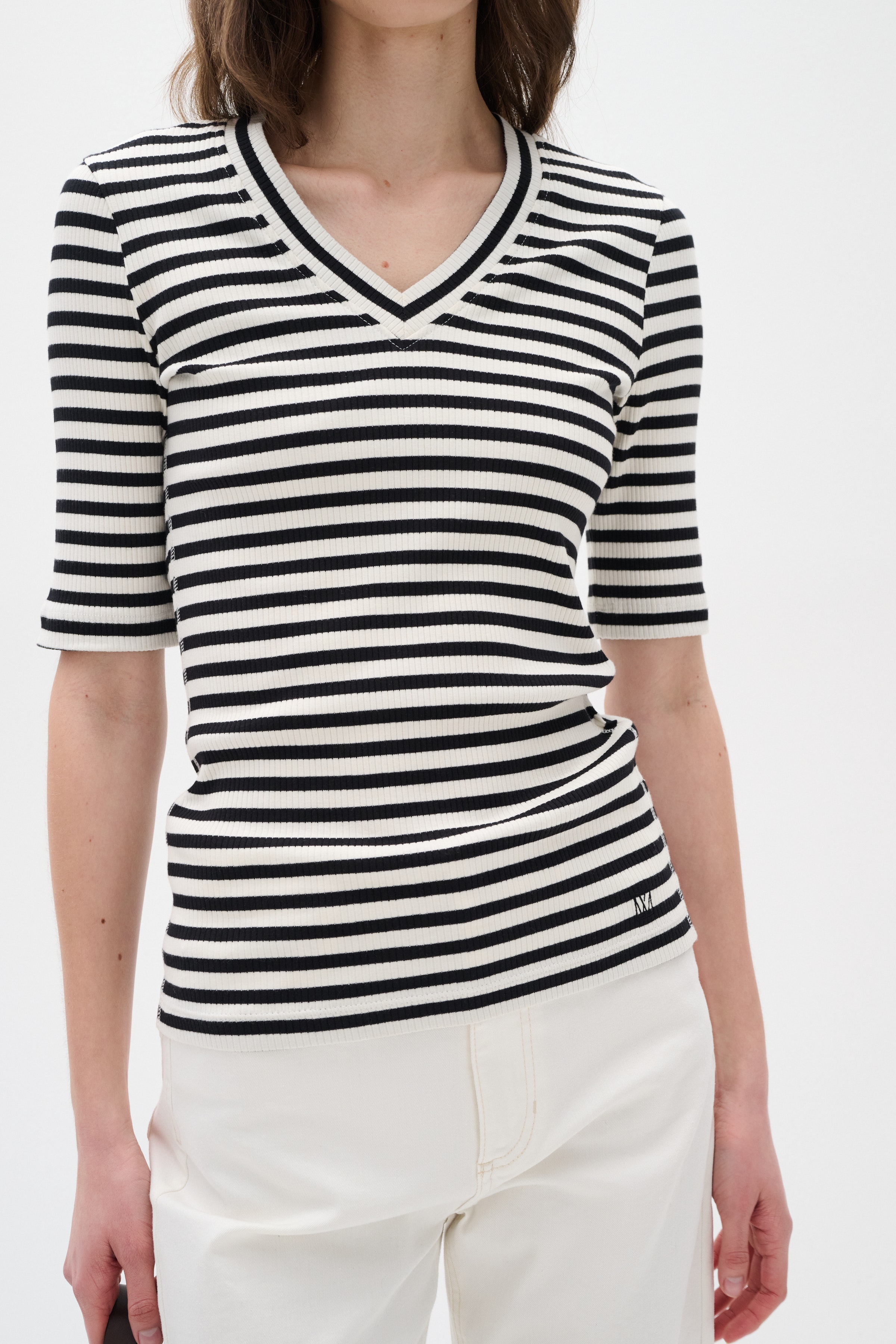 DagnaIW Striped V T-shirt LOOKBOOK FRONT 30107270-301284