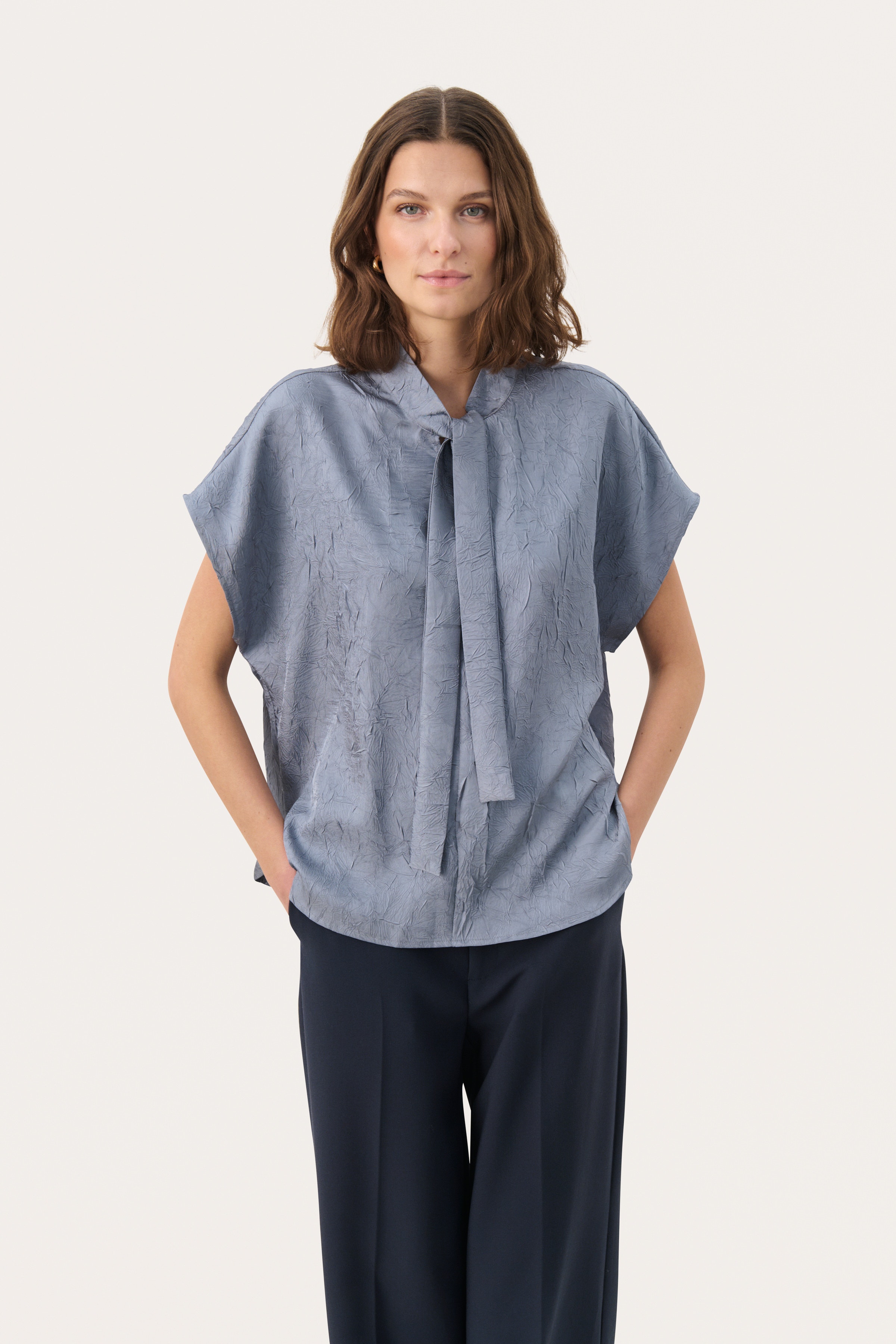 EstefaniaPW Kortärmad blus med rosett LOOKBOOK FRONT 30308490-154307