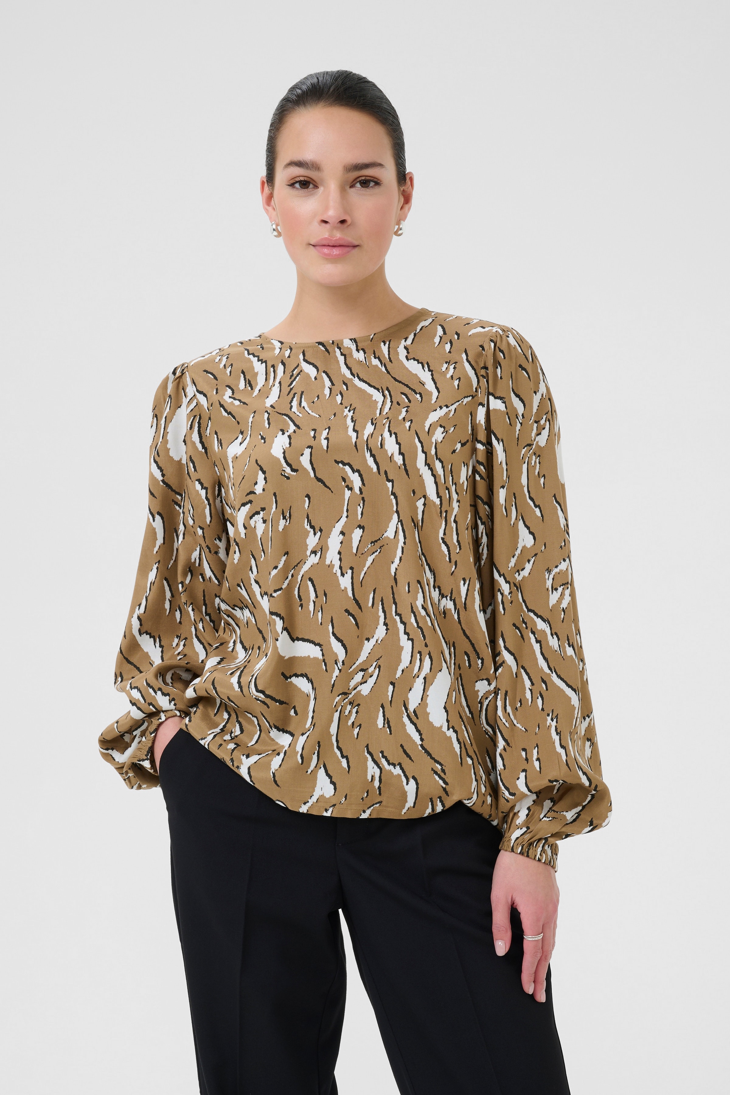 KAmille Blouse LOOKBOOK FRONT 10510519-108184