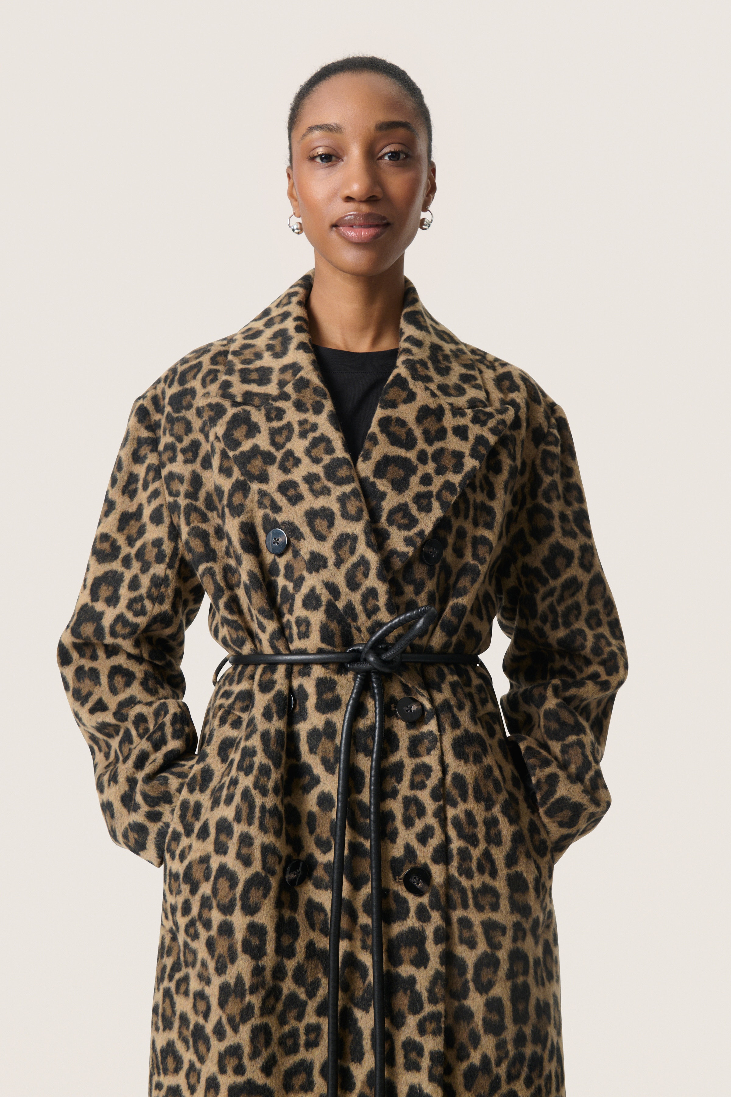 SLLeony Mantel LOOKBOOK FRONT 30408683-304321