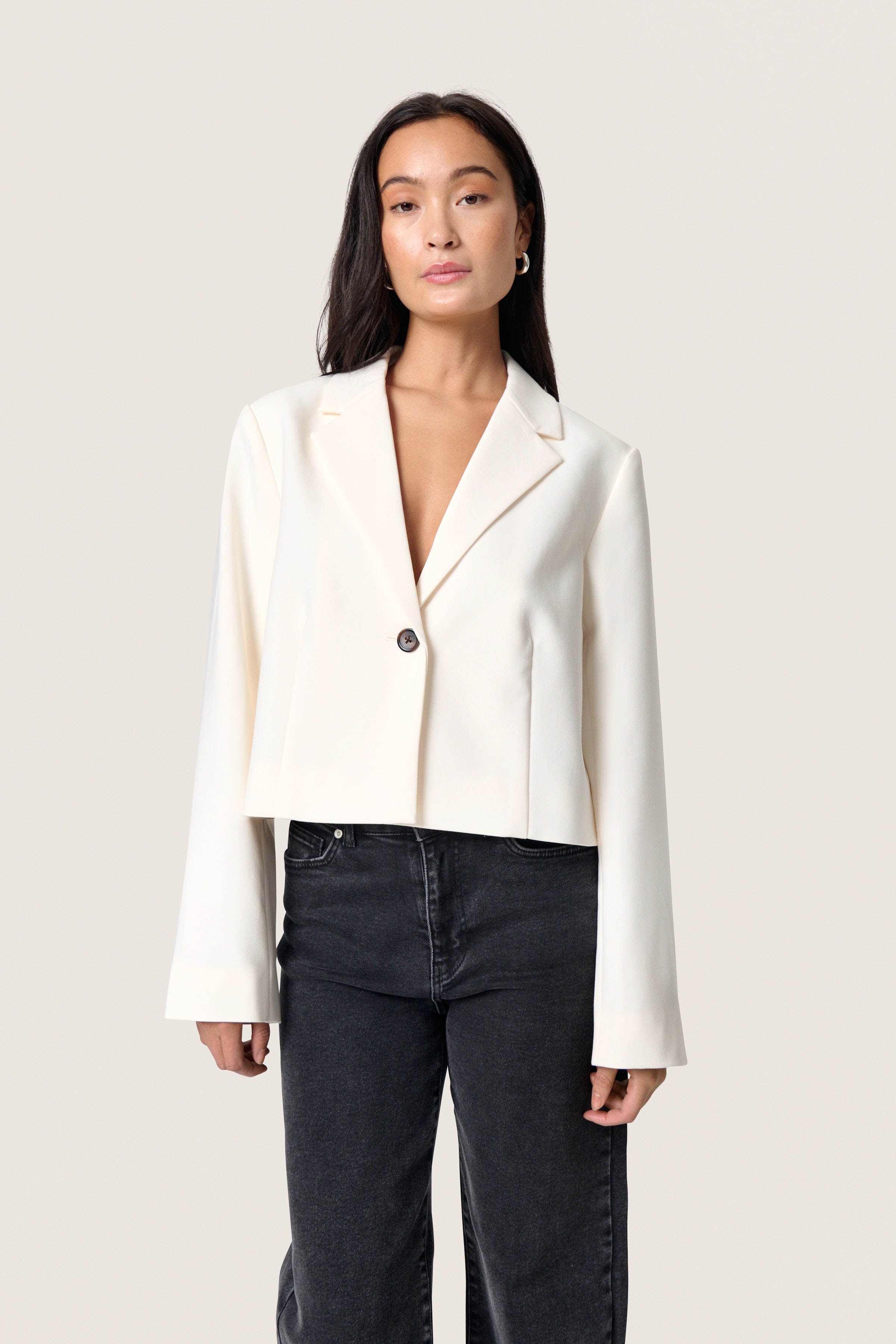 SLCorinne Cropped Blazer LOOKBOOK FRONT 30407631-111001