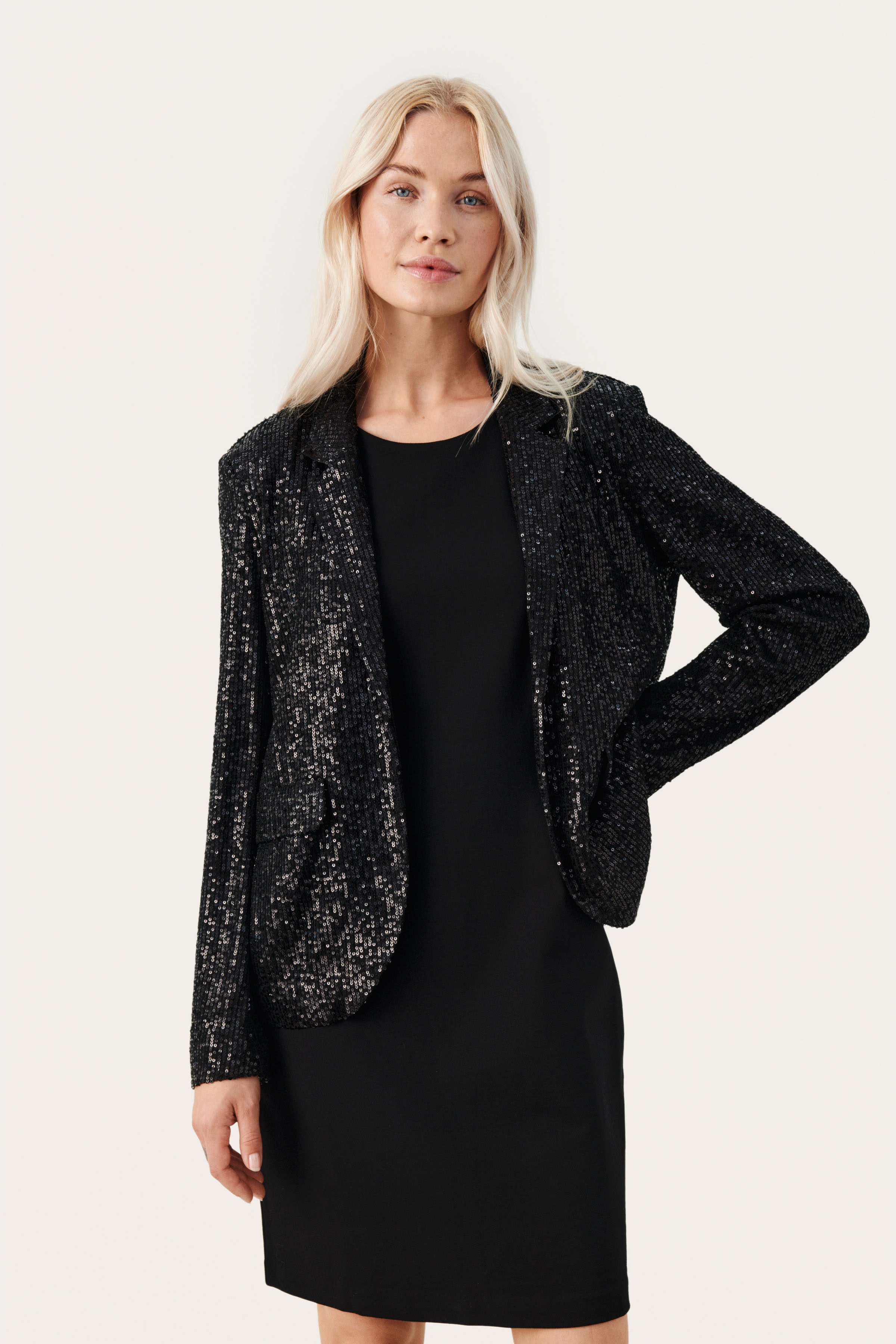 DarinaPW Blazer LOOKBOOK FRONT 30308175-194008