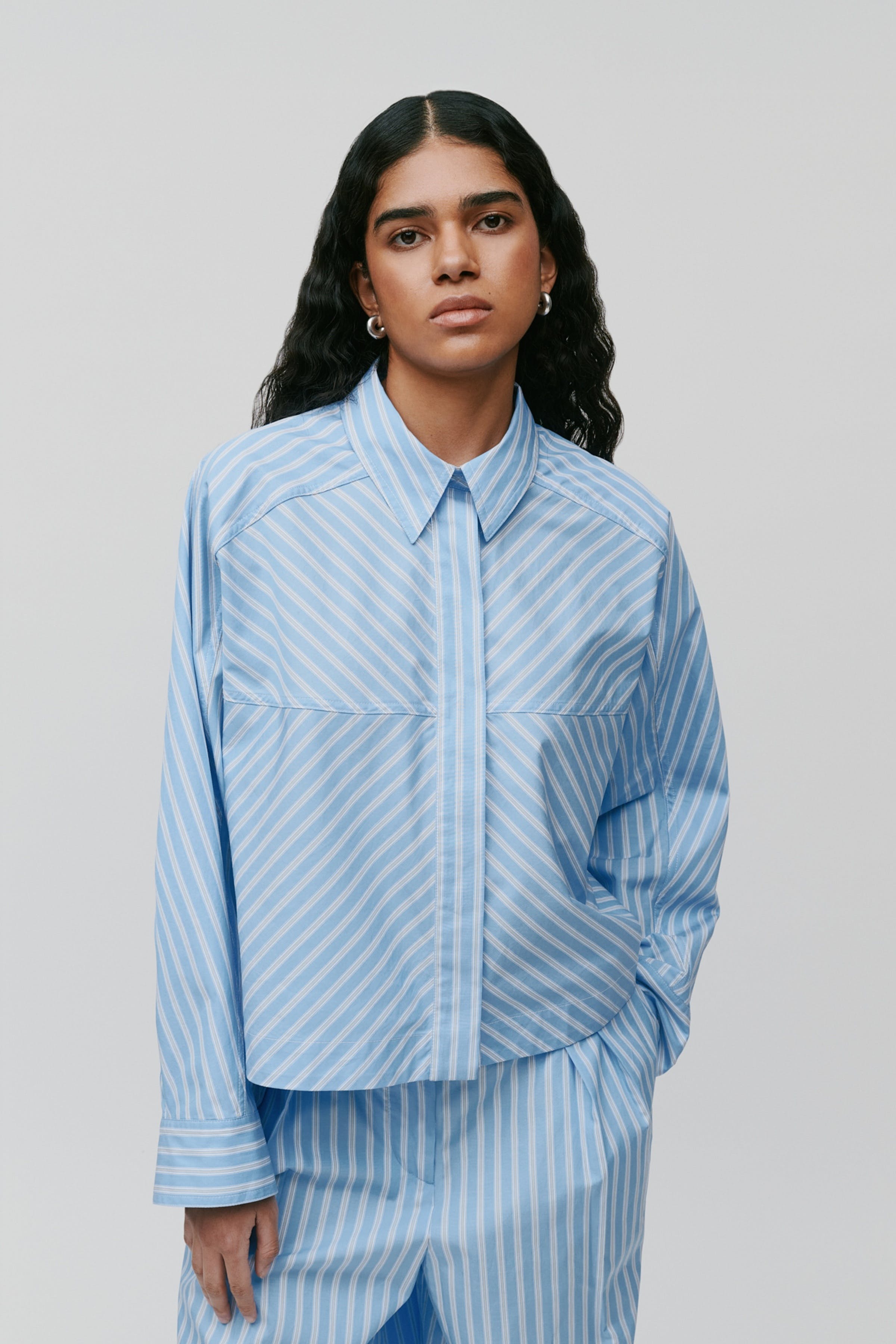 BRITTNEY Bluse LOOKBOOK FRONT 30600482-MC2152