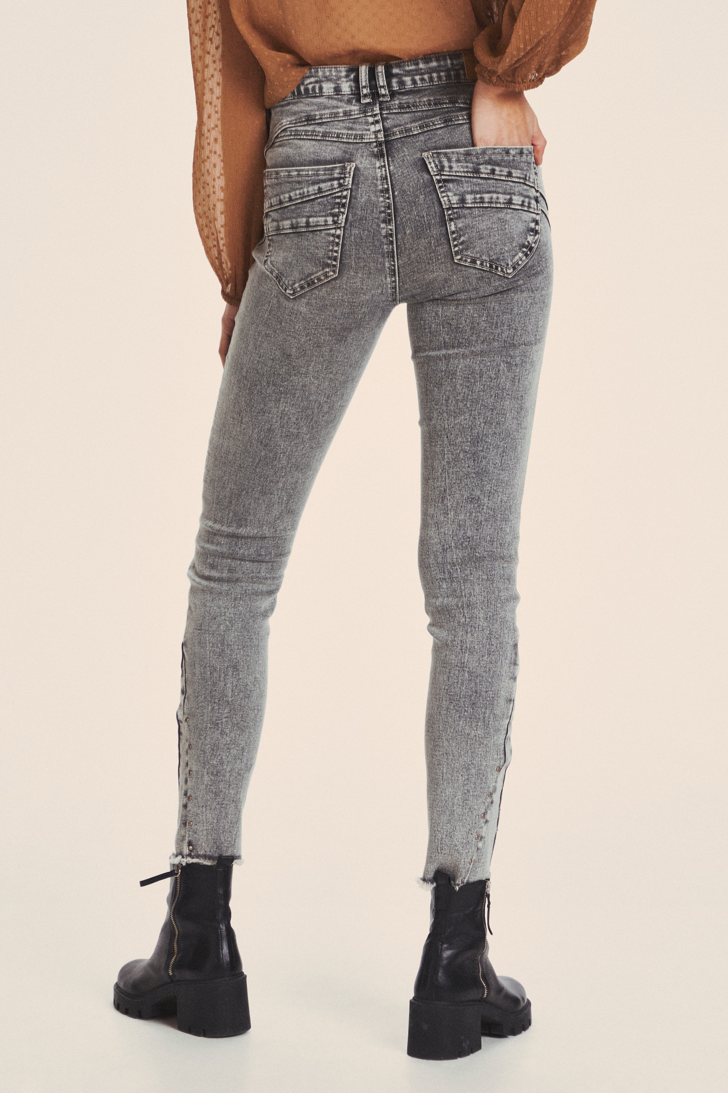 CRElsa Jeans - Shape Fit

 LOOKBOOK BACK 10608305-101260