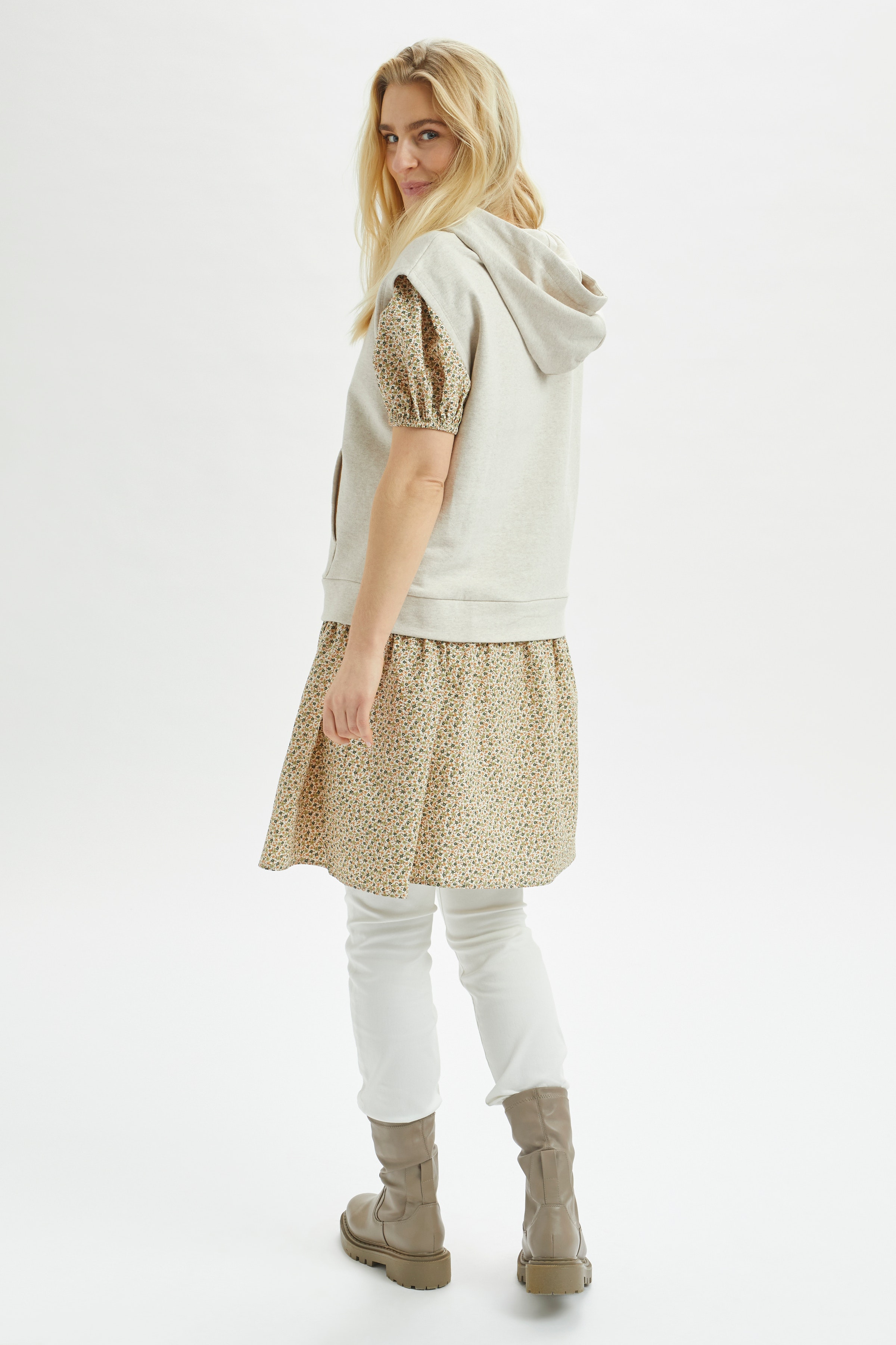 CRKalanie Hoodie Waistcoat

 LOOKBOOK BACK 10650641-100232