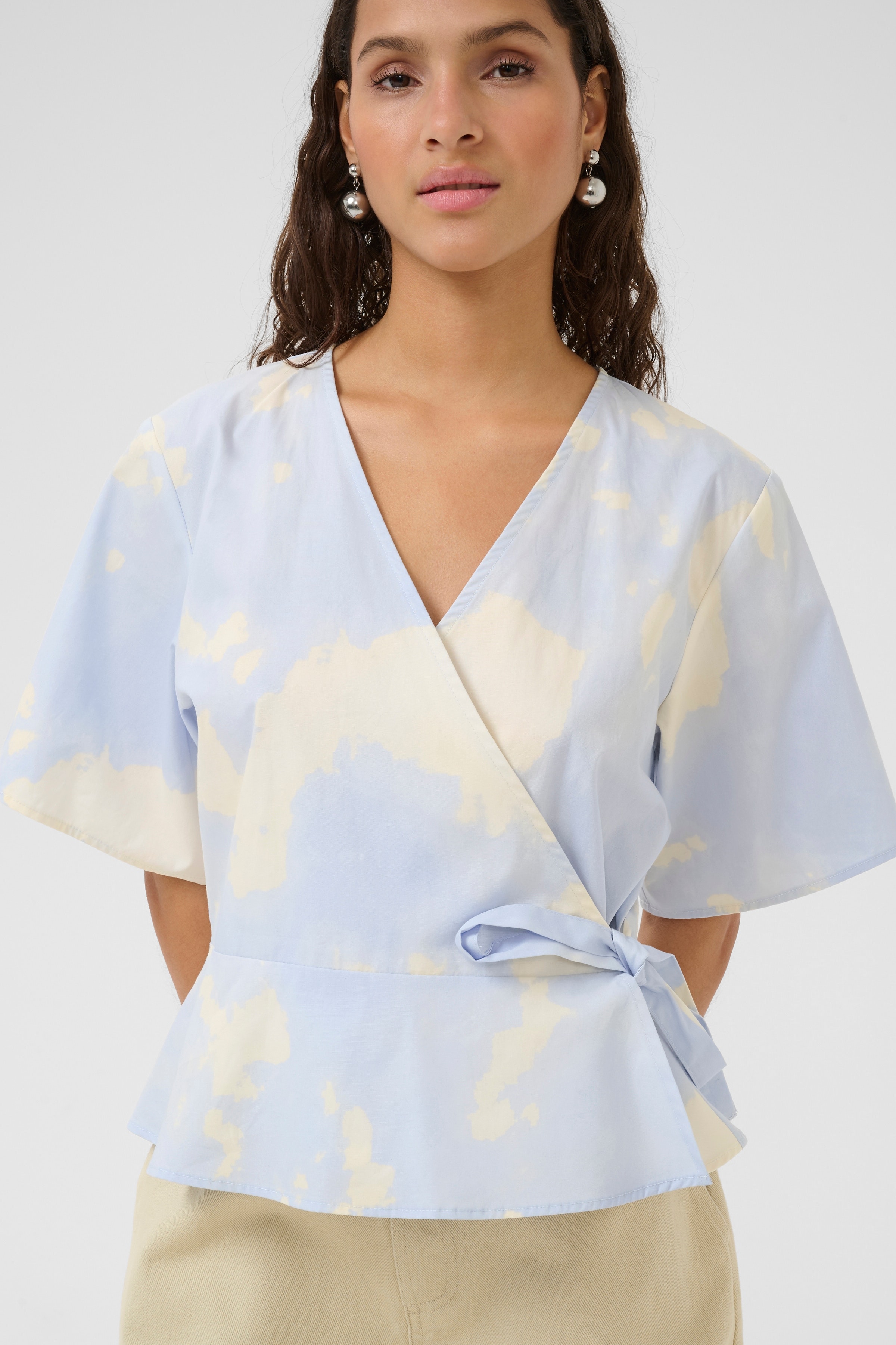 KBVanilla Blouse LOOKBOOK FRONT 10105490-107574