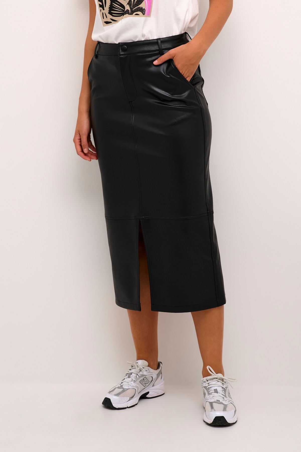 KAalina Skirt in black deep polyester | KAFFE Clothing