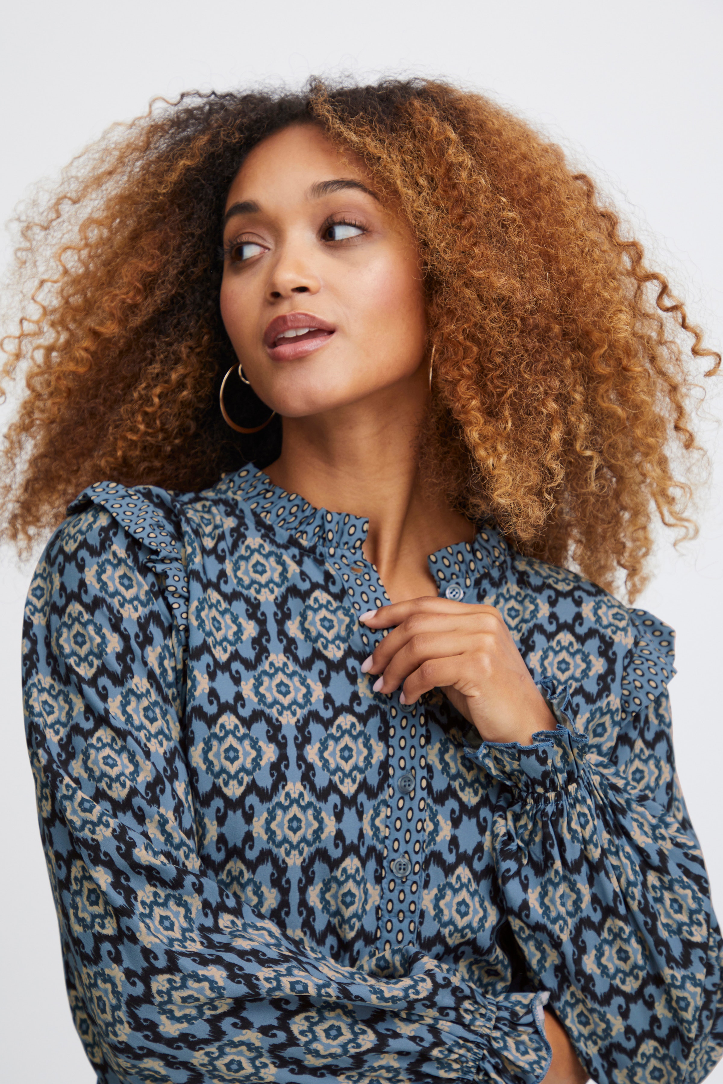 SBALORA Bluse LOOKBOOK DETAIL 22100434-164032