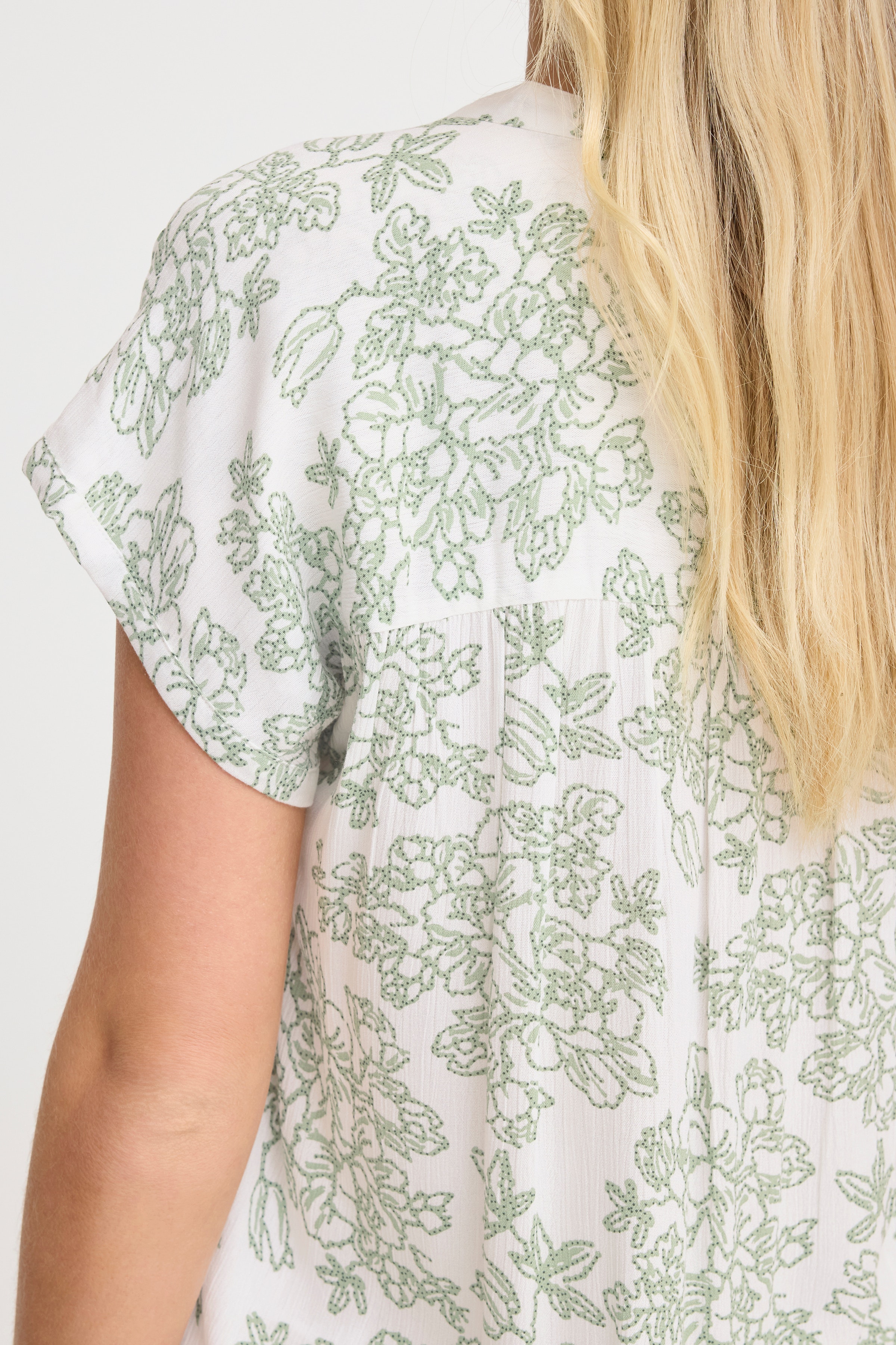 FREASE Blouse LOOKBOOK DETAIL 20615597-204726