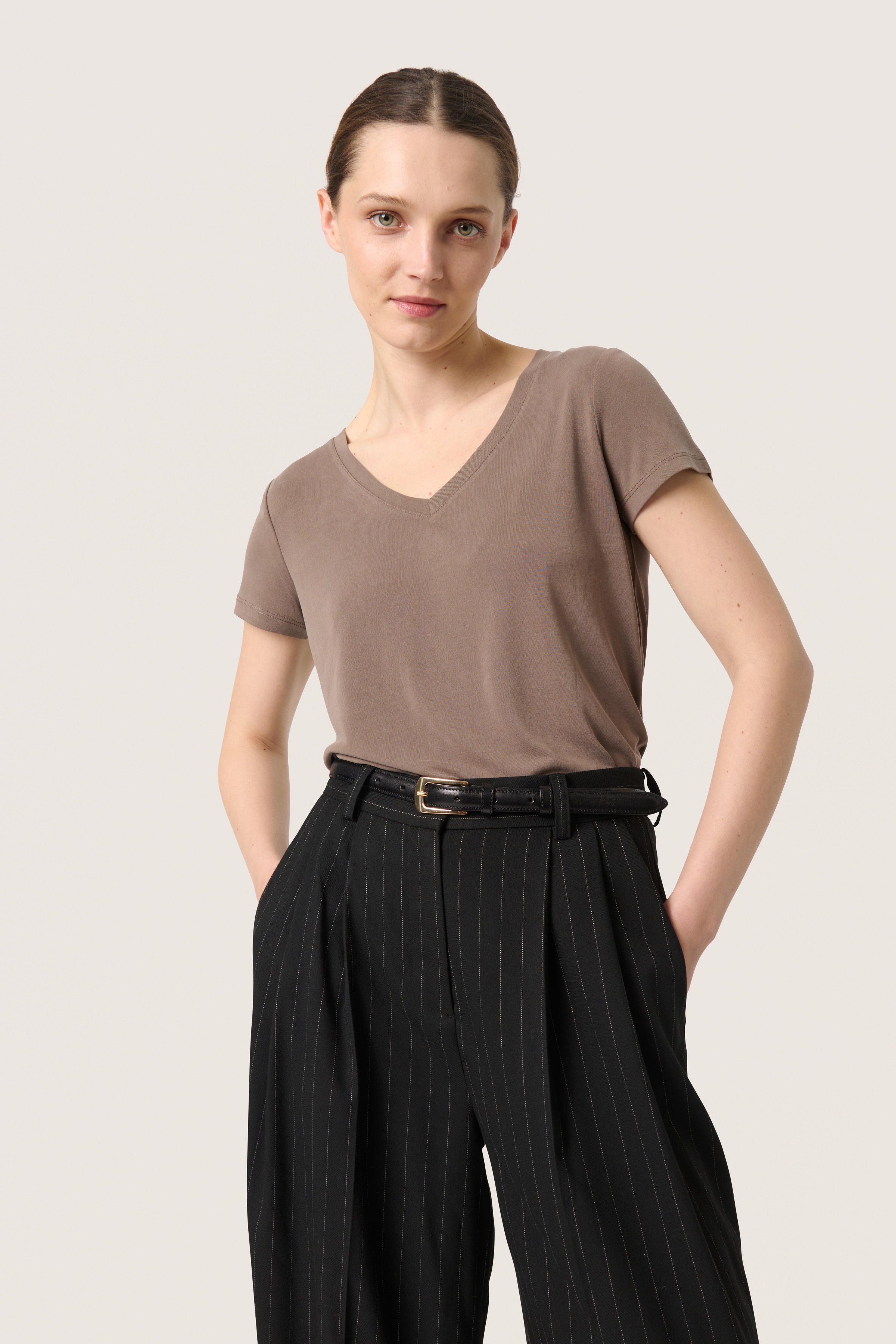 SLColumbine V-neck T-shirt LOOKBOOK FRONT 30404284-190808