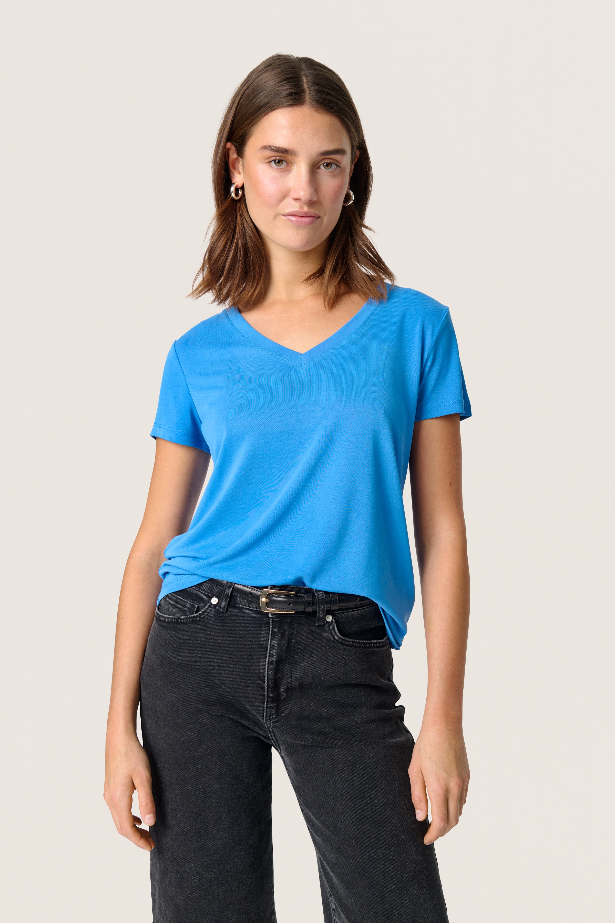 SLColumbine V-neck T-shirt LOOKBOOK FRONT 30404284-184043