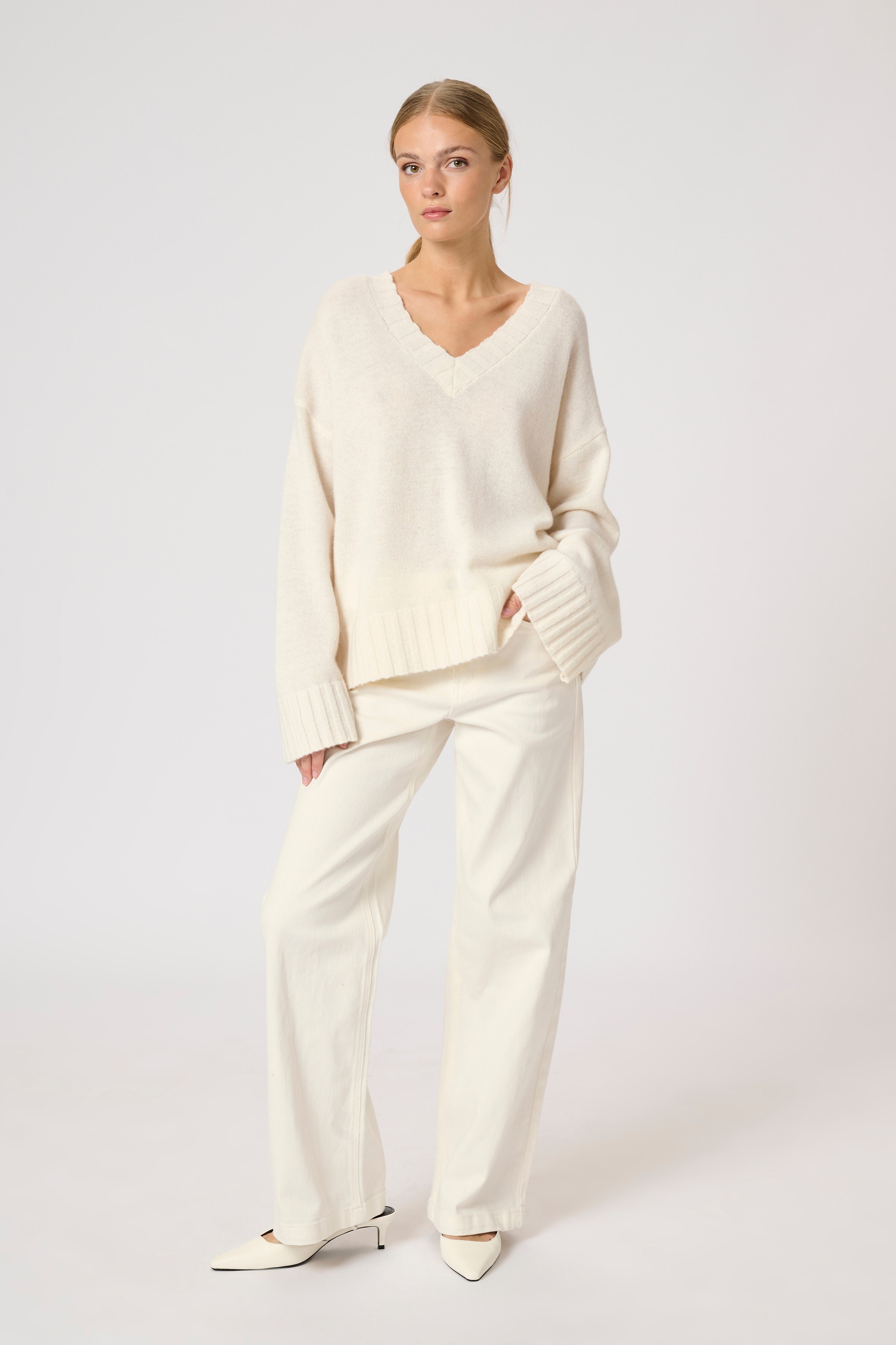 HuxiMW wool and kashmir v-neck pullover LOOKBOOK FRONT 10704959-110602