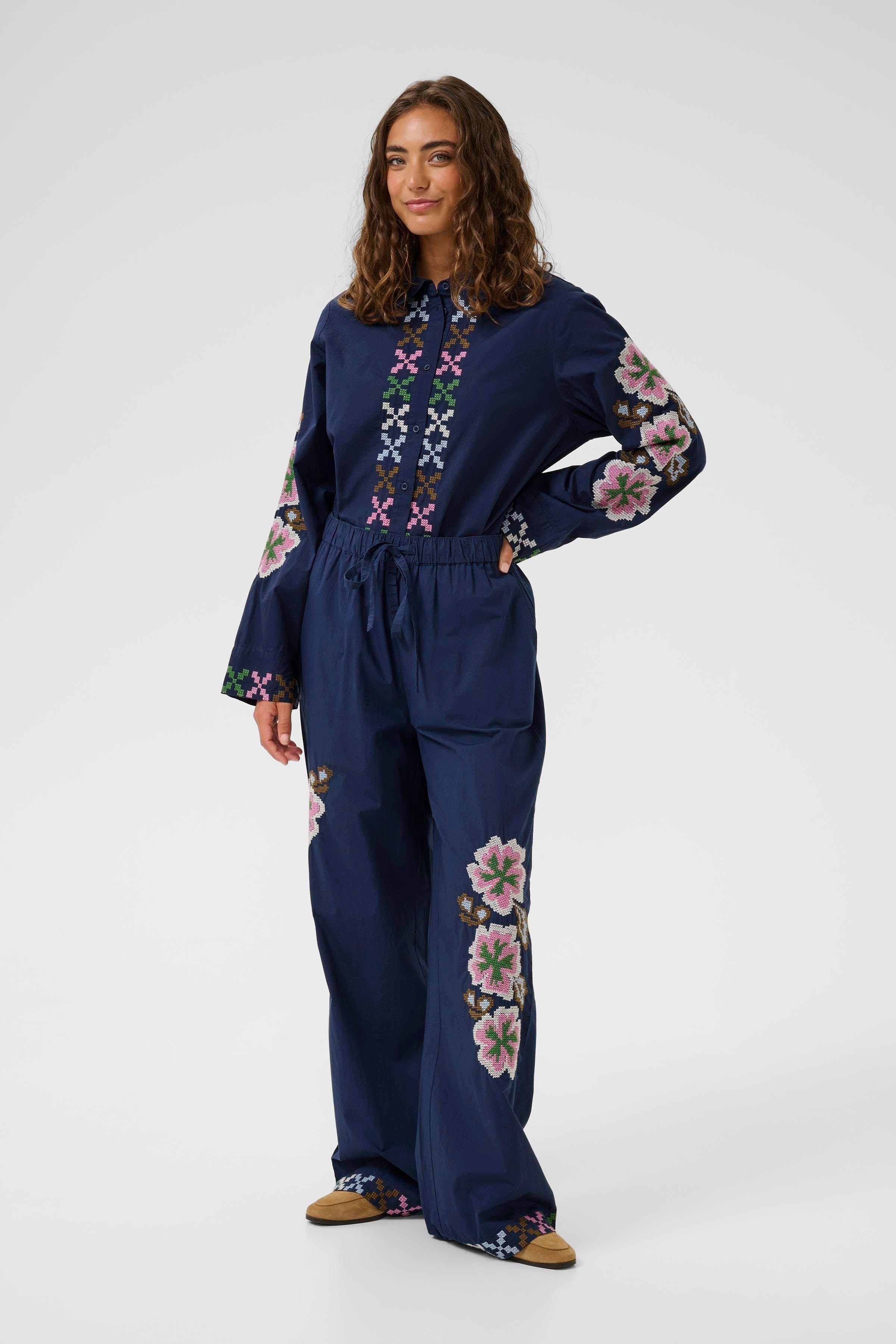 CUbreezy Hose mit Stickerei LOOKBOOK FRONT 50112706-194024