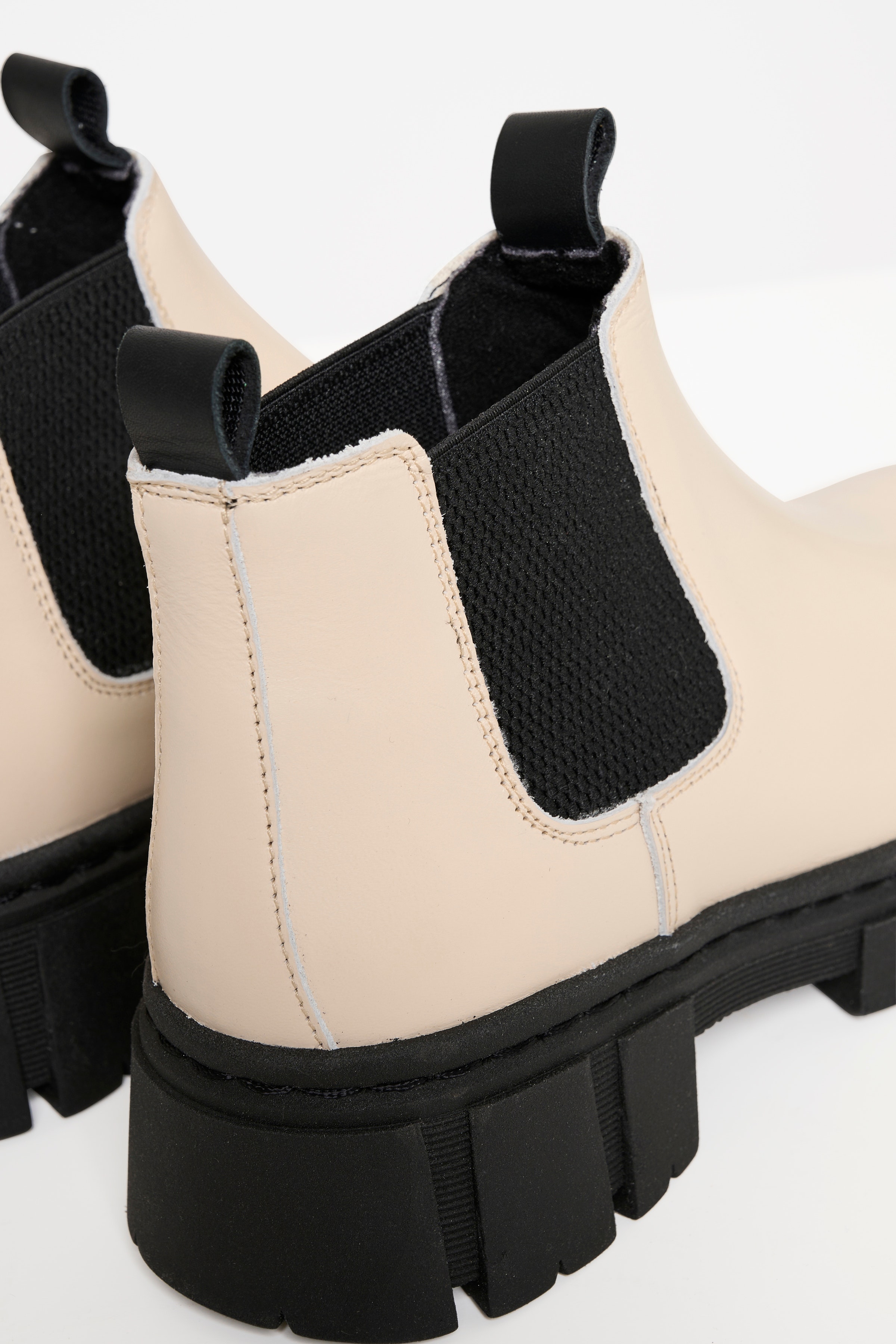 IvaIW Ankel Boot

 PACK DETAIL 30106927-300002