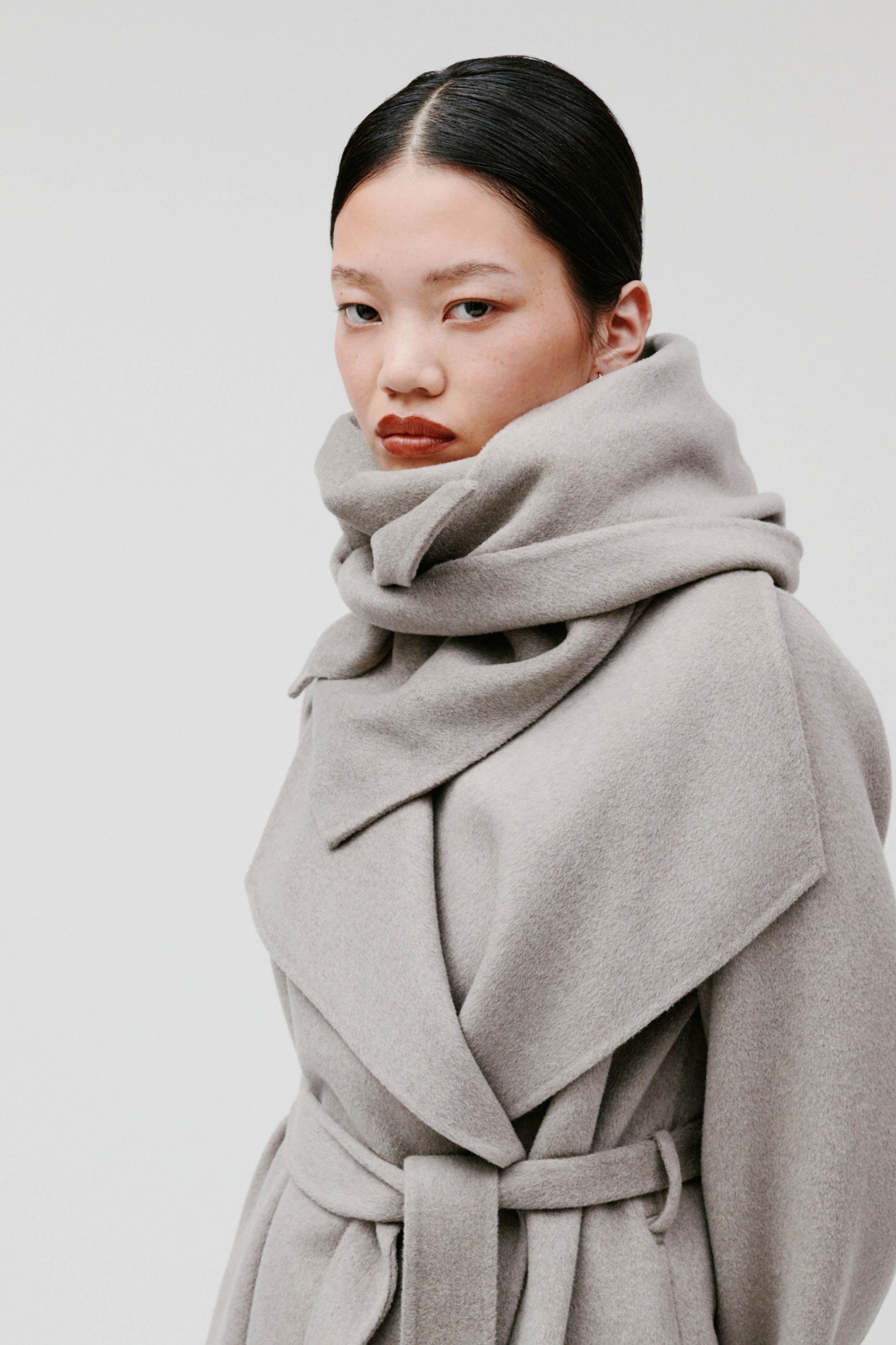 ARIANA Skjerf LOOKBOOK FRONT 30600715-BE457