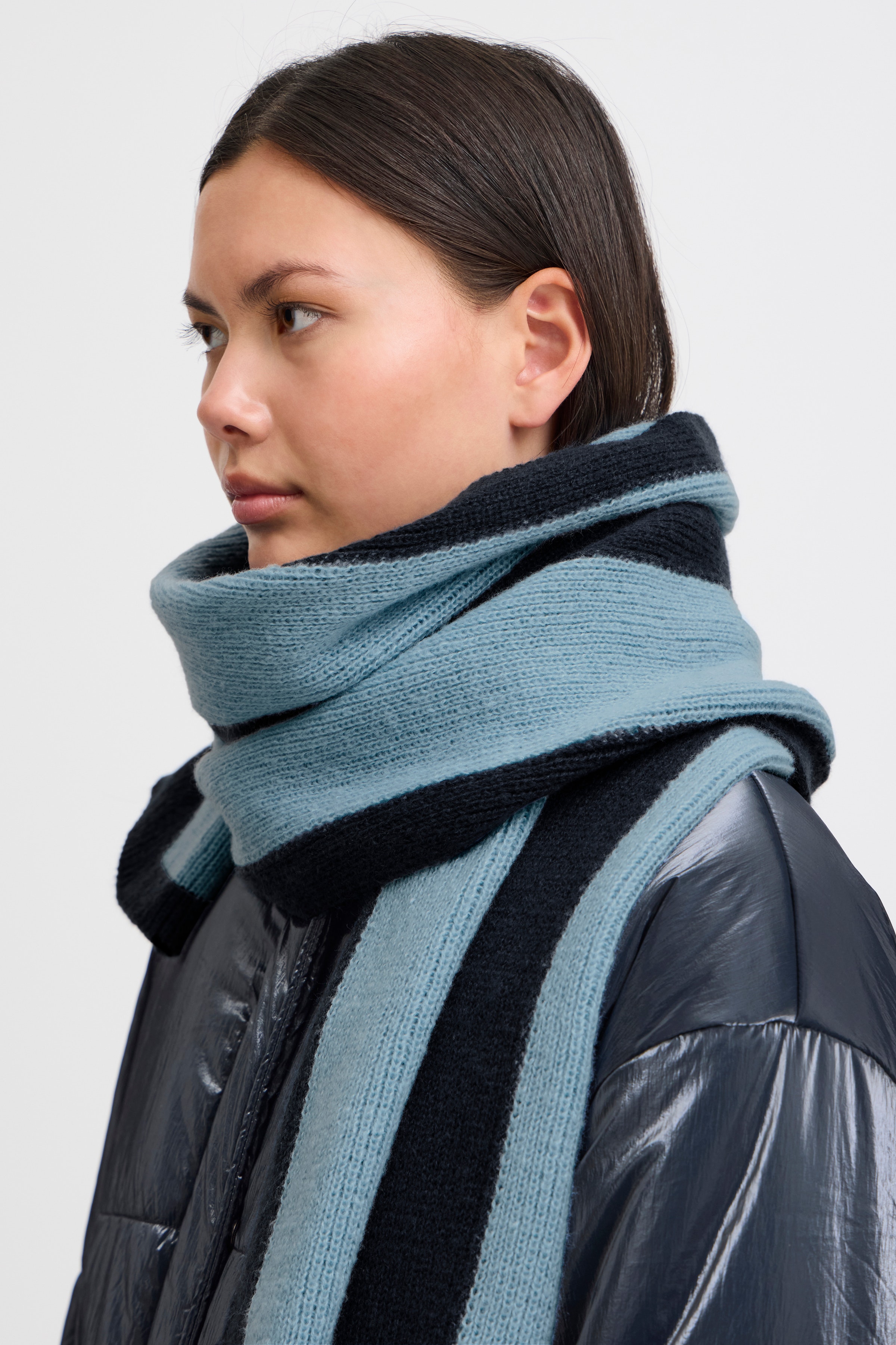 IATHORA Scarf LOOKBOOK FRONT 20121726-144115