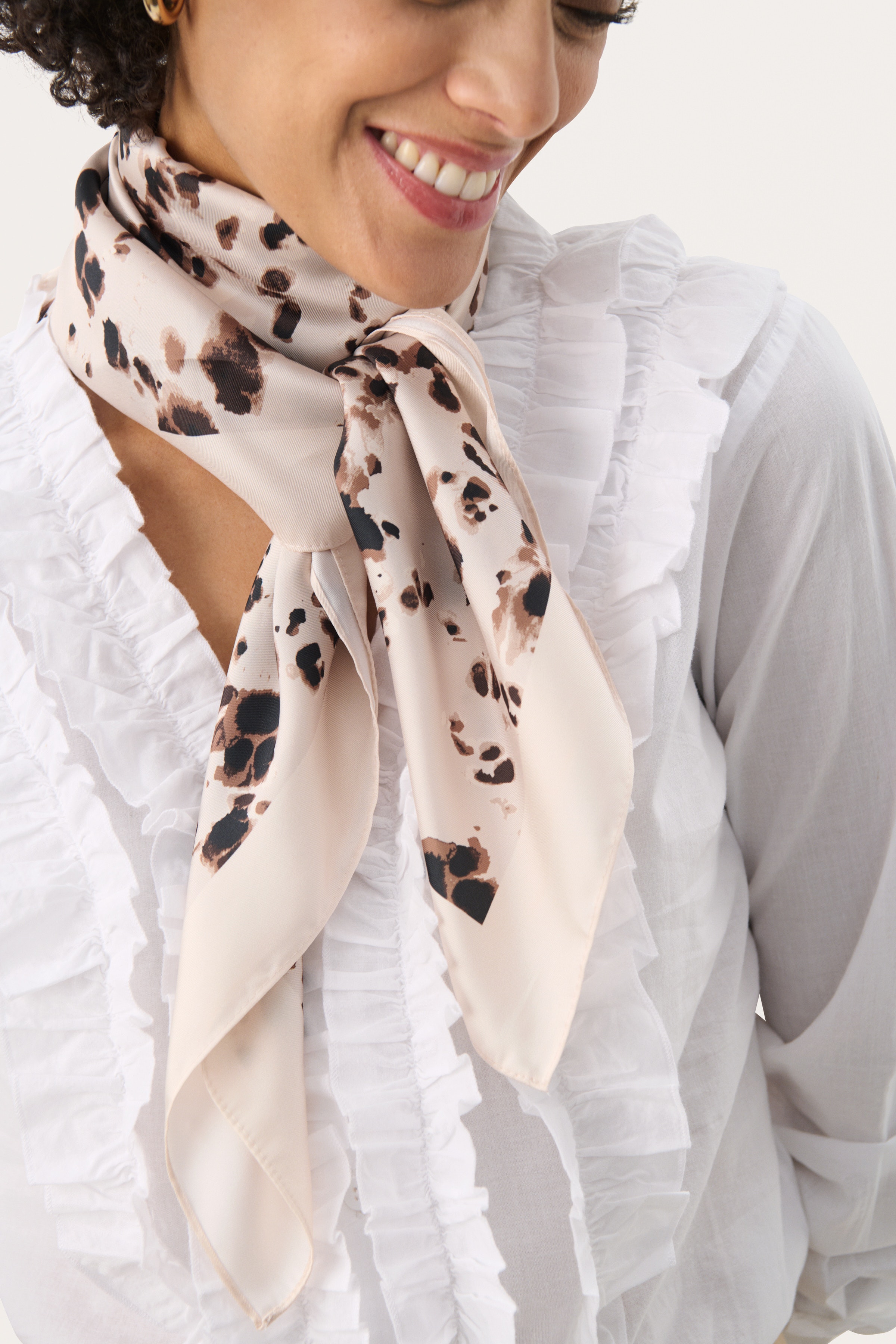 NamiraPW Satinscarf LOOKBOOK FRONT 30306721-303665