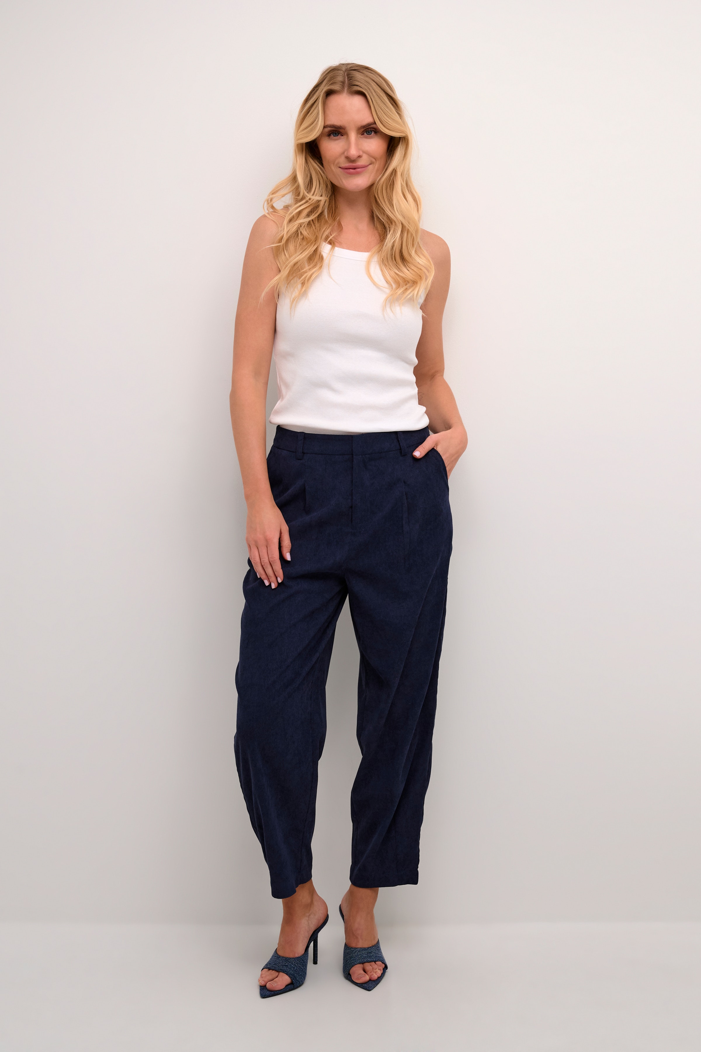 KAvera Hose LOOKBOOK FRONT 10509216-194020