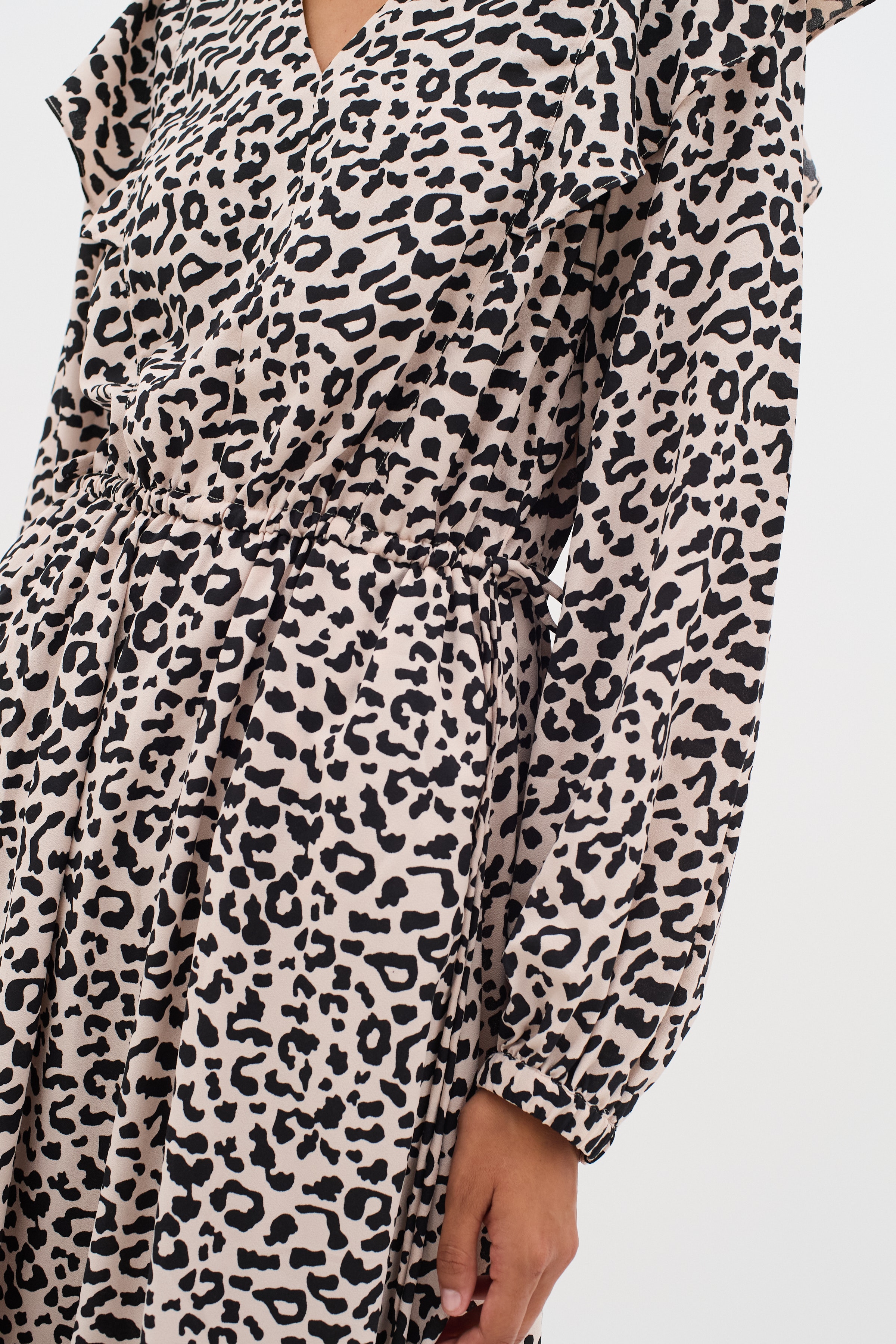 NinahIW V-neck Leopard Dress LOOKBOOK DETAIL 30110398-300824